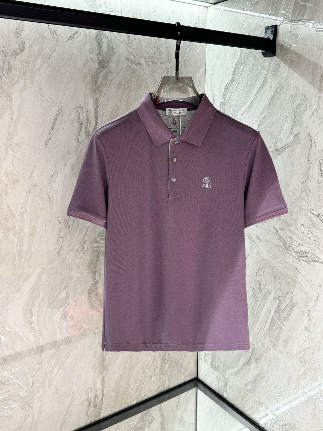 NO:469425,,Bluti, 2025 spring and summer new products, available at the same time for counters, simple and fashionable casual polo short sleeves, original imported fabric, comfortable and breathable, top-grade embroidery craft letter pattern decorative logo, extremely high-end, unique design, fashionable and handsome on the upper body!  Code number M-3XL, T-shirt, alexander wang19860909,布鲁提,2025春夏新品,专柜同步有售,简约时尚休闲polo短袖,原版进口面料,舒适透气,顶级刺绣工艺字母图案装饰logo,档次极高,独特设计,上身时尚帅气！码数M-3XL,,T-shirt,alexander wang,Men's clothing