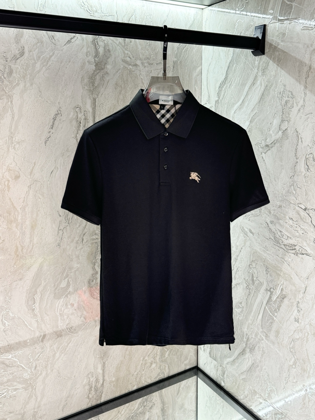 NO:469413,, Burberry, 2025 spring and summer new products, available at the same time for counters, simple and fashionable casual polo short sleeves, original imported fabric, comfortable and breathable, top-grade embroidery craft letter pattern decorative logo, extremely high-end, unique design, fashionable and handsome on the upper body!  Code number M-3XL, burberry, T-shirt, alexander wang19860909,巴宝莉,2025春夏新品,专柜同步有售,简约时尚休闲polo短袖,原版进口面料,舒适透气,顶级刺绣工艺字母图案装饰logo,档次极高,独特设计,上身时尚帅气！码数M-3XL,,burberry,T-shirt,alexander wang,Men's clothing