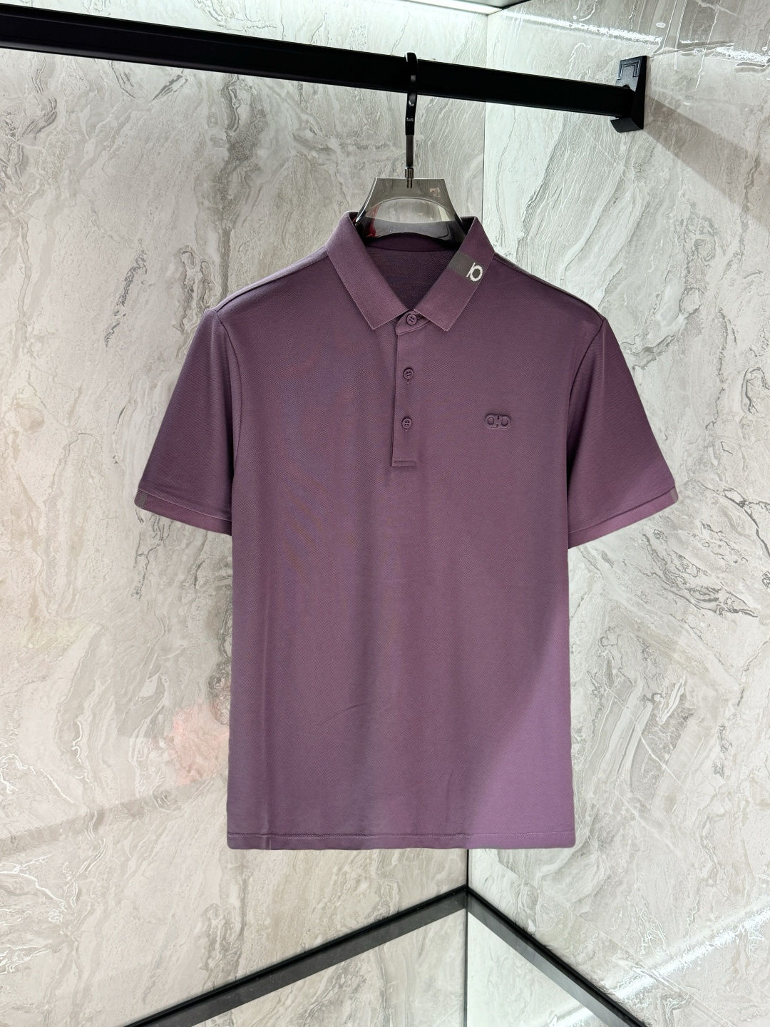 NO:469407,,Ferragamo, 2025 spring and summer new products, available at the same time for counters, simple and fashionable casual polo short sleeves, original imported fabric, comfortable and breathable, top-grade embroidery craft letter pattern decorative logo, extremely high-end, unique design, fashionable and handsome on the upper body!  Code number M-3XL, ferragamo, T-shirt, alexander wang19860909,菲拉格慕,2025春夏新品,专柜同步有售,简约时尚休闲polo短袖,原版进口面料,舒适透气,顶级刺绣工艺字母图案装饰logo,档次极高,独特设计,上身时尚帅气！码数M-3XL,,ferragamo,T-shirt,alexander wang,Men's clothing