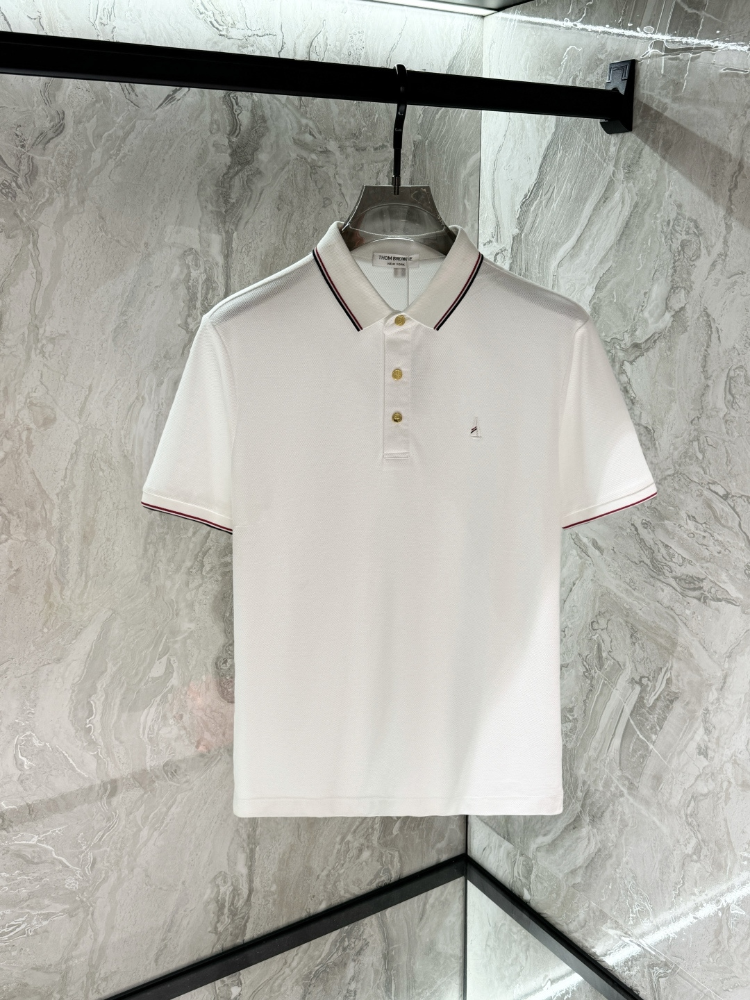 NO:469401,,TB, 2025 spring and summer new products, available at the same time for counters, simple and fashionable casual polo short sleeves, original imported fabric, comfortable and breathable, top-grade embroidery craft letter pattern decorative logo, extremely high-end, unique design, fashionable and handsome on the upper body!  Code number M-3XL, T-shirt, alexander wang19860909,TB,2025春夏新品,专柜同步有售,简约时尚休闲polo短袖,原版进口面料,舒适透气,顶级刺绣工艺字母图案装饰logo,档次极高,独特设计,上身时尚帅气！码数M-3XL,,T-shirt,alexander wang,Men's clothing