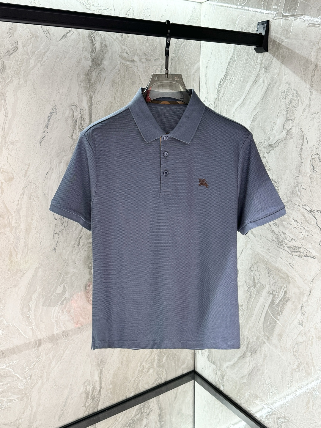 NO:469395,, Burberry, 2025 spring and summer new products, available at the same time for counters, simple and fashionable casual polo short sleeves, original imported fabric, comfortable and breathable, top-grade embroidery craft letter pattern decorative logo, extremely high-end, unique design, fashionable and handsome on the upper body!  Code number M-3XL, burberry, T-shirt, alexander wang19860909,巴宝莉,2025春夏新品,专柜同步有售,简约时尚休闲polo短袖,原版进口面料,舒适透气,顶级刺绣工艺字母图案装饰logo,档次极高,独特设计,上身时尚帅气！码数M-3XL,,burberry,T-shirt,alexander wang,Men's clothing