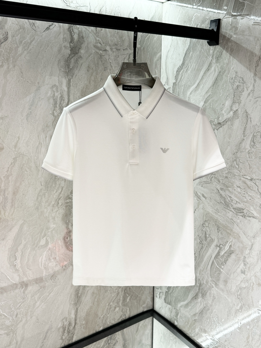 NO:469455,, Armani, 2025 spring and summer new products, available at the same time for counters, simple and fashionable casual polo short sleeves, original imported fabric, comfortable and breathable, top-grade embroidery craft letter pattern decorative logo, extremely high-end, unique design, fashionable and handsome on the upper body!  Code number M-3XL, Armani, T-shirt, alexander wang19860909,阿玛尼,2025春夏新品,专柜同步有售,简约时尚休闲polo短袖,原版进口面料,舒适透气,顶级刺绣工艺字母图案装饰logo,档次极高,独特设计,上身时尚帅气！码数M-3XL,,armani,T-shirt,alexander wang,Men's clothing