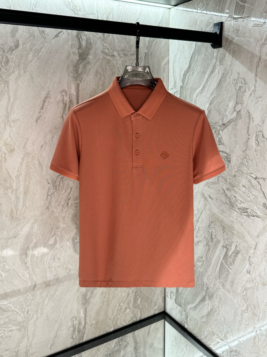 NO:466541,New products are available for sale Lp ss summer new letter logo men's lapel Polo shirt!  Classic business men's style, high-end men's style at the ceiling level of business men's style!  Simple, fashionable and elegant, single-wearing inner wear is decent, quality control/detail control takes away, low-key, luxurious and connotative!  Customer-supplied fixed mesh flooring cotton cloth is carefully made, the surface of the fabric is evenly arranged and neatly arranged, with excellent breathability and heat dissipation and sweat resistance, and the comfort level of the upper body is completely better than that of ordinary single-sided sweat cloth tissue!  The classic brand LOGO logo on the chest is created with top-level craftsmanship. The LOGO has three-dimensional, clear and full texture, and is an extraordinary product in the classic field whether it is inner wear or single wear!  The exquisite cutting process, the processing of every detail is very standard and delicate, and it is comparable to that of ordinary LOW products on the market. Men must enter the basic versatile Polo shirts!  Multi-color Size M-4xl., loro piana,alexander wang19860909新品上市 Lp ss夏季新款字母logo男士翻领Polo衫！经典商务男款,高端男装的天花板级别的商务男款！简约时尚大气不失优雅,单穿内搭体面过人,品质控/细节控的闭眼带走,低调又奢华有内涵！ 客供定织网眼珠地棉布精心制成,面料表面排列均匀整齐的网眼纹理,透气性和散热排汗性极佳,上身舒适程度完全优于普通单面汗布组织！胸前经典的品牌LOGO标识,采用顶级工艺打造,LOGO立体清晰饱满,质感非凡的特质,无论是内搭还是单穿都是一款经典领域的产品！精妙绝伦的裁剪工艺,每一个细节处理的非常标准细腻,非市面一般LOW货可以媲美的,男士必入基础百搭款Polo衫推荐！ 颜色多颜色 尺码M-4xl.,,loro piana,alexander wang,Men's clothing