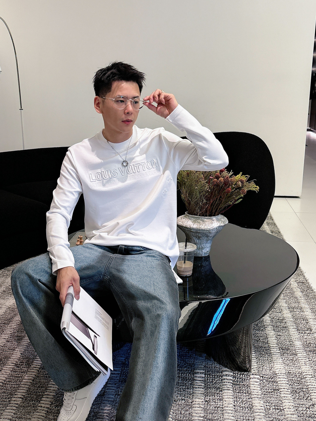 NO:570905,LV, the latest style in autumn and winter, high-end embroidery/craft pattern decoration logo, available at the counter simultaneously, original order, popular fashion casual round neck long-sleeved T-shirt, imported original modal fabric, unique design, simple and fashionable, handsome upper body, 2 colors recommended, size M-3XL,, Louis Vuitton, tees, t-shirt, alexander wang19860909LV,秋冬最新款,高端刺绣/工艺图案装饰logo,专柜同步有售,原单狠货,爆款时尚休闲圆领长袖T恤,进口原版莫代尔面料,独特设计,简约时尚 ,上身帅气,2色推荐,码数M-3XL,,louis vuitton,tees，t-shirt,alexander wang,Men's clothing