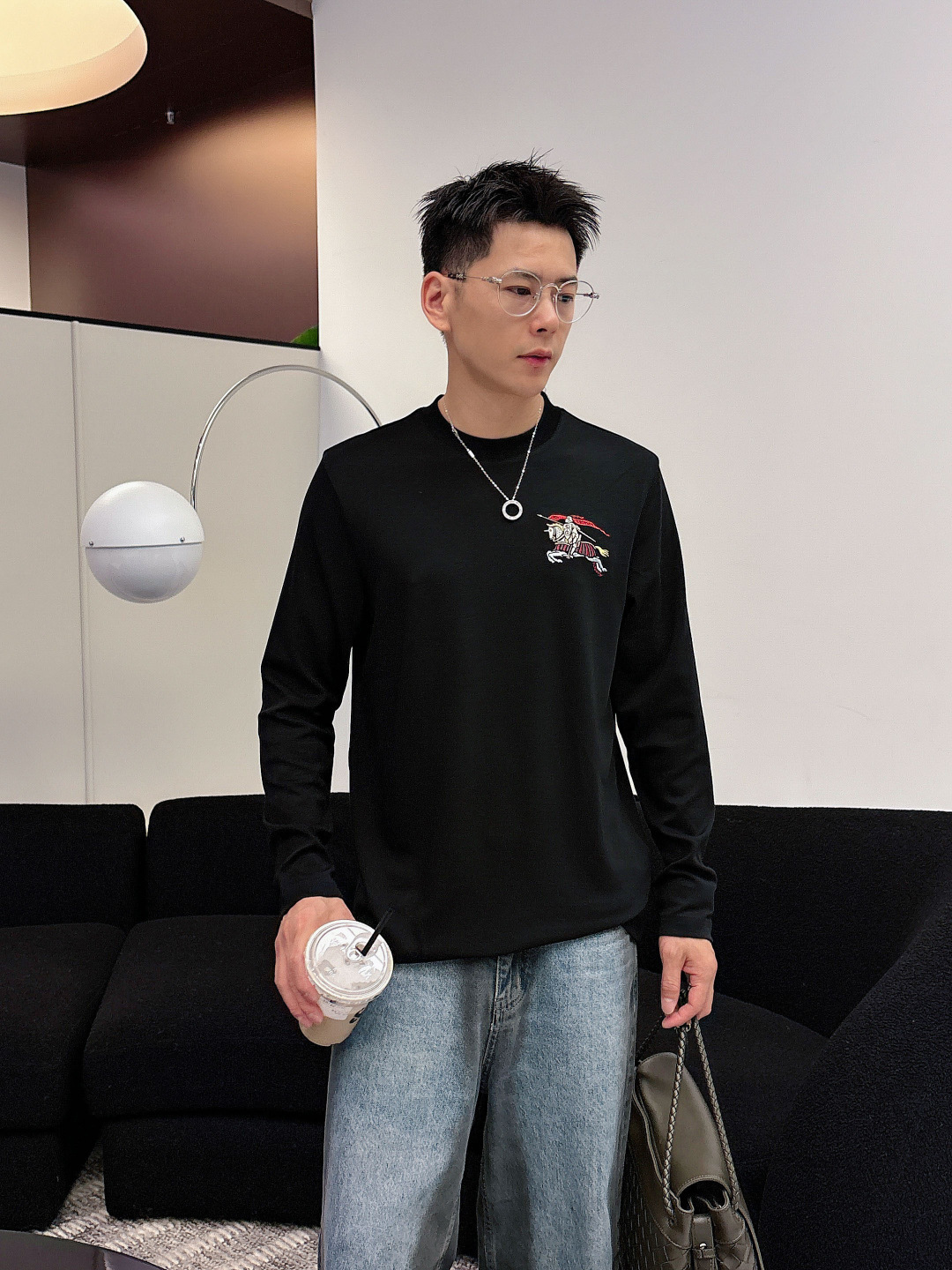 NO:570899,Burberry, the latest autumn and winter style, high-end embroidery/craft pattern decoration logo, available at the counter simultaneously, original order, popular fashion casual round neck long-sleeved T-shirt, imported original modal fabric, unique design, simple and fashionable, handsome upper body, 2 colors recommended, size M-3XL,, burberry, tees, t-shirt, alexander wang19860909巴宝莉,秋冬最新款,高端刺绣/工艺图案装饰logo,专柜同步有售,原单狠货,爆款时尚休闲圆领长袖T恤,进口原版莫代尔面料,独特设计,简约时尚 ,上身帅气,2色推荐,码数M-3XL,,burberry,tees，t-shirt,alexander wang,Men's clothing