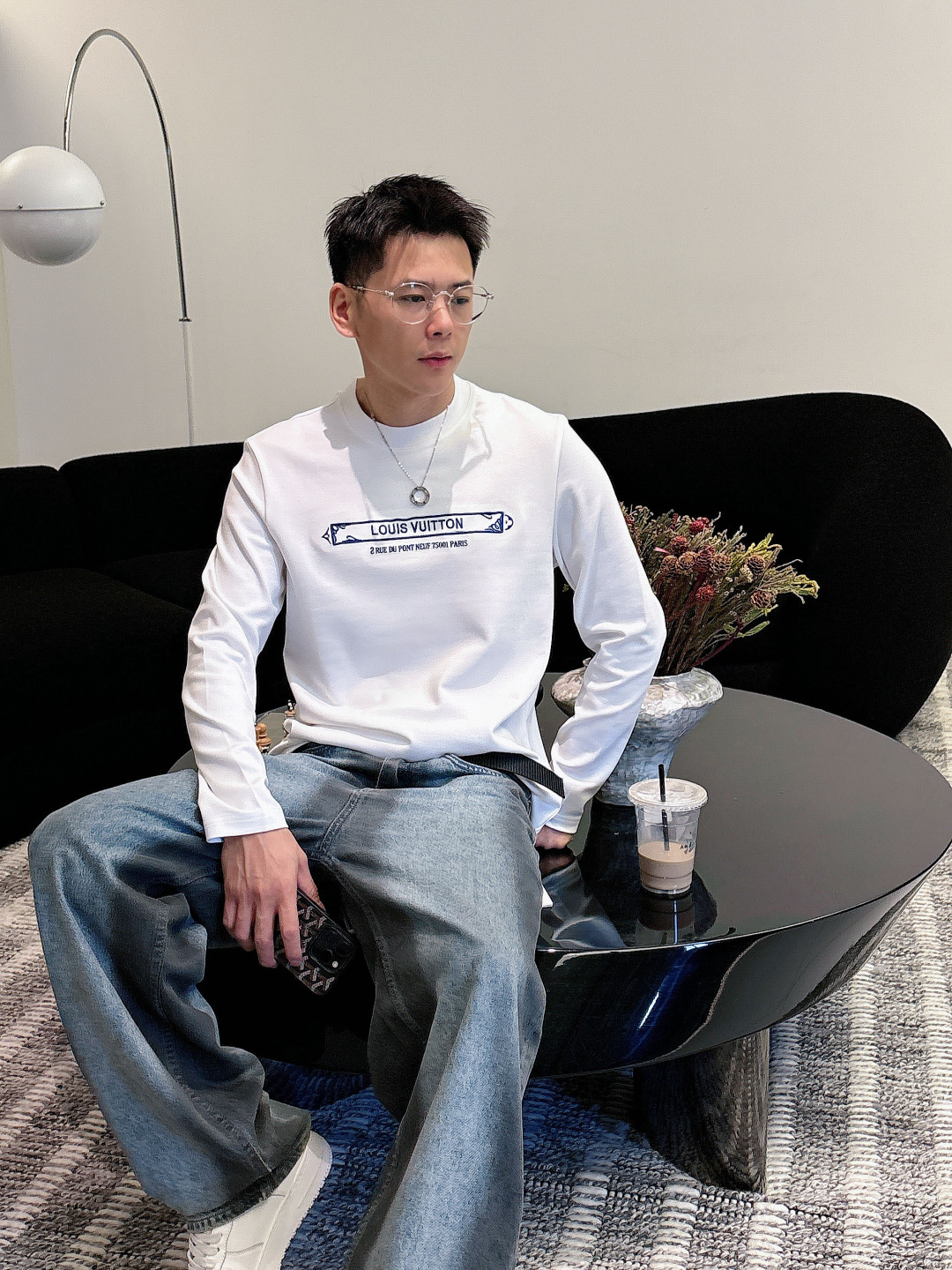 NO:570901,LV, the latest style in autumn and winter, high-end embroidery/craft pattern decoration logo, available at the counter simultaneously, original order, popular fashion casual round neck long-sleeved T-shirt, imported original modal fabric, unique design, simple and fashionable, handsome upper body, 2 colors recommended, size M-3XL,, Louis Vuitton, tees, t-shirt, alexander wang19860909LV,秋冬最新款,高端刺绣/工艺图案装饰logo,专柜同步有售,原单狠货,爆款时尚休闲圆领长袖T恤,进口原版莫代尔面料,独特设计,简约时尚 ,上身帅气,2色推荐,码数M-3XL,,louis vuitton,tees，t-shirt,alexander wang,Men's clothing