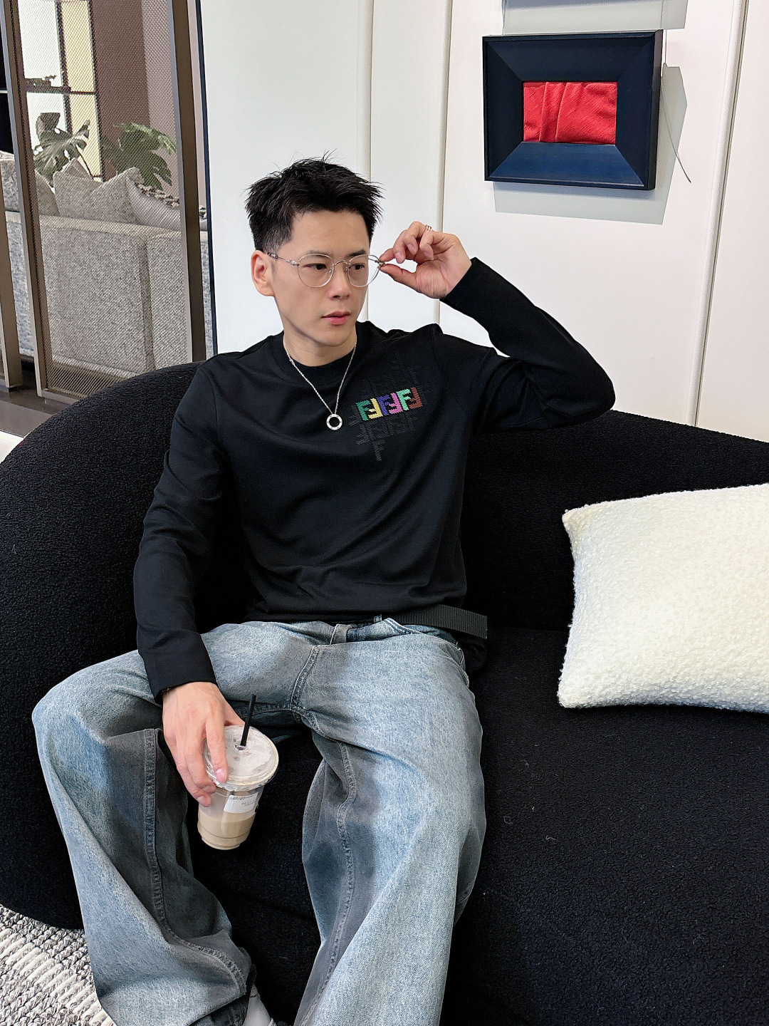 NO:570903,Fendi, the latest autumn and winter style, high-end embroidery/craft pattern decoration logo, available at the counter simultaneously, original order, popular fashion casual round neck long-sleeved T-shirt, imported original modal fabric, unique design, simple and fashionable, handsome upper body, 2 colors recommended, size M-3XL,, fendi, tees, t-shirt, alexander wang19860909芬迪,秋冬最新款,高端刺绣/工艺图案装饰logo,专柜同步有售,原单狠货,爆款时尚休闲圆领长袖T恤,进口原版莫代尔面料,独特设计,简约时尚 ,上身帅气,2色推荐,码数M-3XL,,fendi,tees，t-shirt,alexander wang,Men's clothing