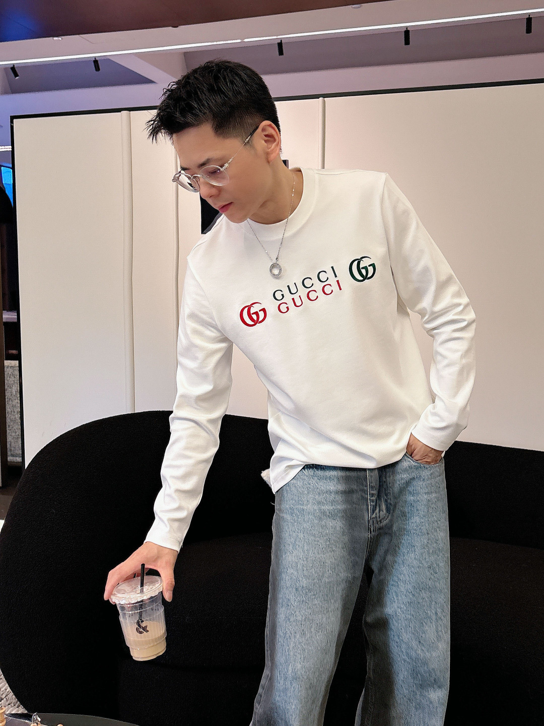 NO:570896,Gucci's latest autumn and winter style, available at counters simultaneously, original order, popular fashionable casual round neck long-sleeved T-shirt, imported original fabric, unique design, top-notch printing and embroidery technology, letter pattern decoration logo, simple and fashionable, handsome upper body, 2 colors recommended, size M-3XL,, tees, t-shirt, alexander wang19860909古奇 秋冬最新款,专柜同步有售,原单狠货,爆款时尚休闲圆领长袖T恤,进口原版面料,独特设计,顶级印花刺绣工艺字母图案装饰logo,简约时尚 ,上身帅气,2色推荐,码数M-3XL,,tees，t-shirt,alexander wang,Men's clothing