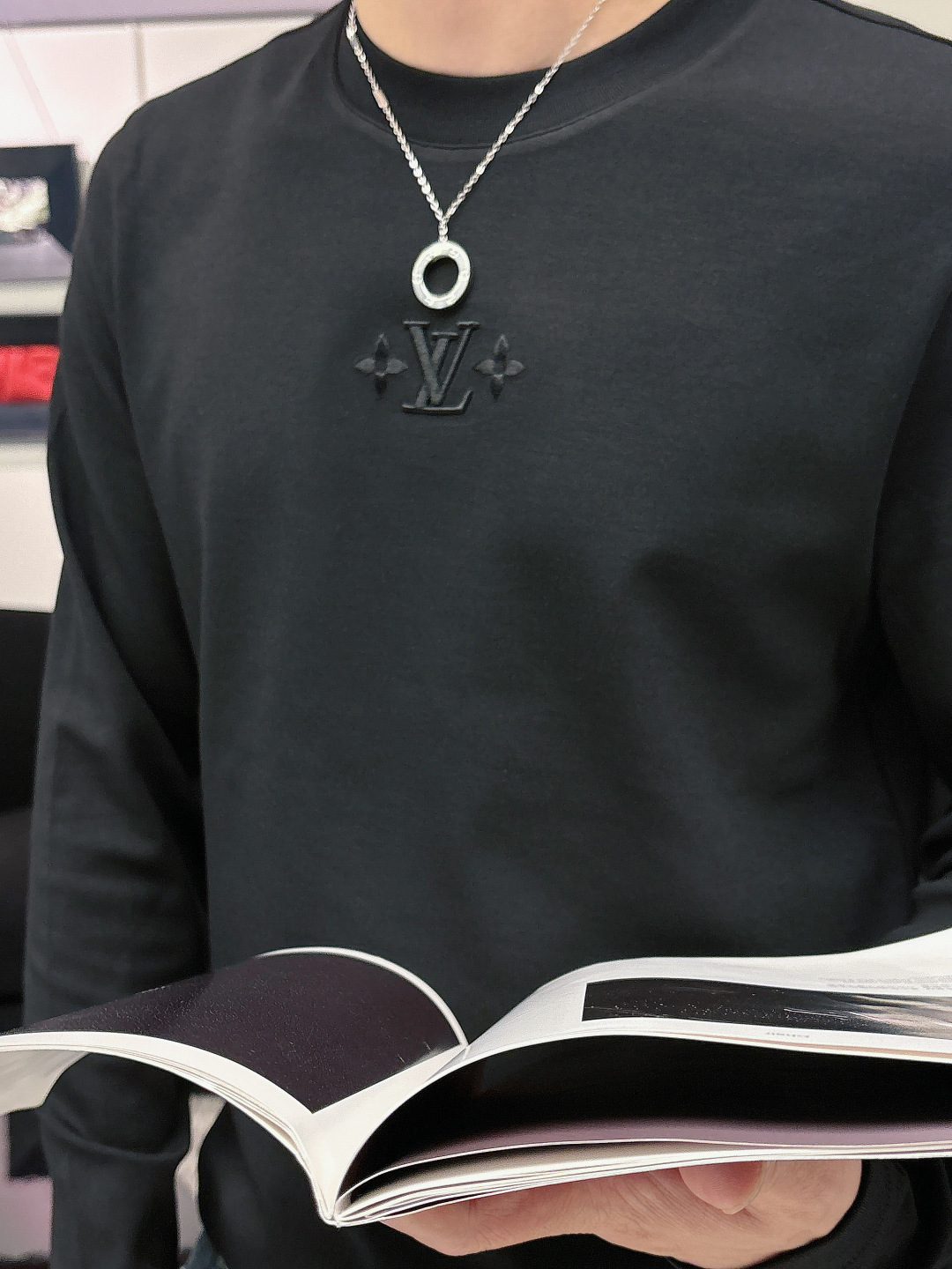 LV，2025秋冬最新款，高端刺绣/工艺图案装饰logo，专柜同步有售，原单狠货，爆款时尚休闲圆领长袖T