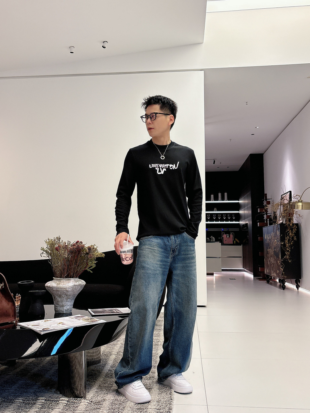 LV，2025秋冬最新款，高端刺绣/工艺图案装饰logo，专柜同步有售，原单狠货，爆款时尚休闲圆领长袖T