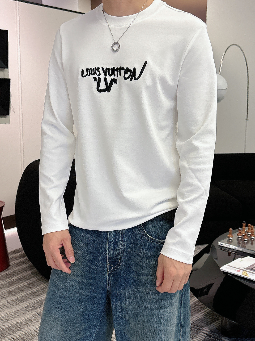 LV，2025秋冬最新款，高端刺绣/工艺图案装饰logo，专柜同步有售，原单狠货，爆款时尚休闲圆领长袖T