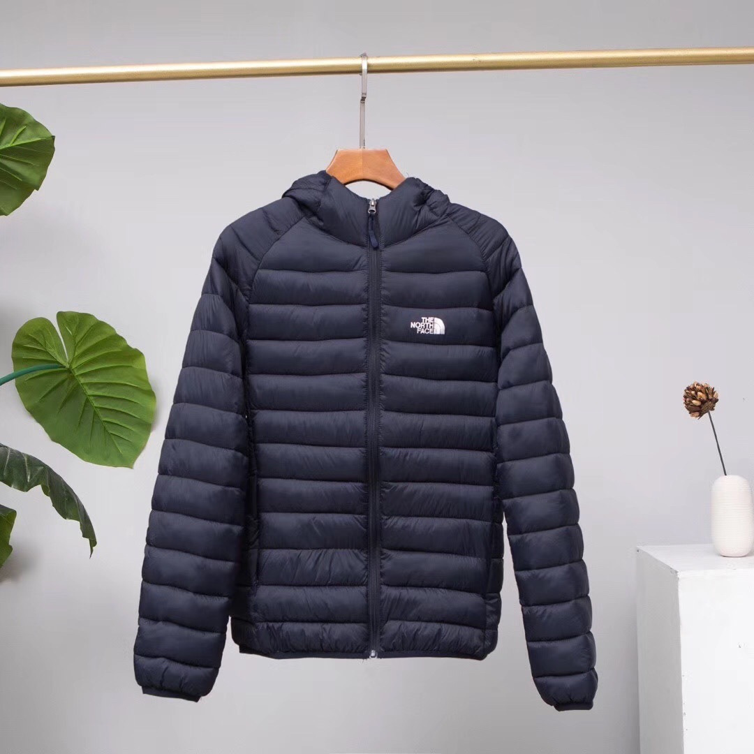 供货价:110💰『轻薄羽绒服』独家贸易款,适宜当季温度,真实采用鸭绒填充,原包装+原吊牌 The North Face 北面TNF保暖羽绒服 舒适轻薄羽绒服

配收纳袋！出门非常方便

填充物：羽绒服 非常保暖

面料防风防水！轻薄设计！不臃肿！

高端羽绒服 非常保暖！

立体剪裁 上身效果好！

尺码M-4xl

颜色：黑色 藏青色 浅灰色排骨 连帽 羽绒服