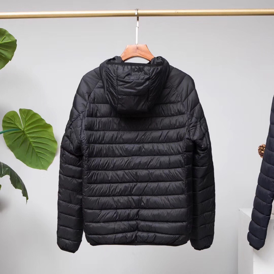 供货价:110💰『轻薄羽绒服』独家贸易款,适宜当季温度,真实采用鸭绒填充,原包装+原吊牌 The North Face 北面TNF保暖羽绒服 舒适轻薄羽绒服

配收纳袋！出门非常方便

填充物：羽绒服 非常保暖

面料防风防水！轻薄设计！不臃肿！

高端羽绒服 非常保暖！

立体剪裁 上身效果好！

尺码M-4xl

颜色：黑色 藏青色 浅灰色排骨 连帽 羽绒服