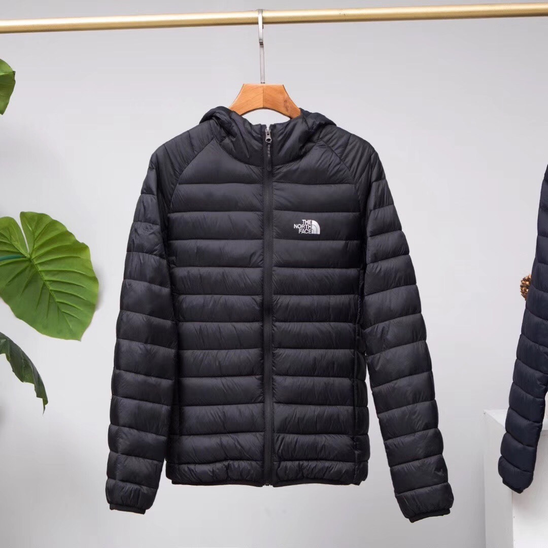 供货价:110💰『轻薄羽绒服』独家贸易款,适宜当季温度,真实采用鸭绒填充,原包装+原吊牌 The North Face 北面TNF保暖羽绒服 舒适轻薄羽绒服

配收纳袋！出门非常方便

填充物：羽绒服 非常保暖

面料防风防水！轻薄设计！不臃肿！

高端羽绒服 非常保暖！

立体剪裁 上身效果好！

尺码M-4xl

颜色：黑色 藏青色 浅灰色排骨 连帽 羽绒服