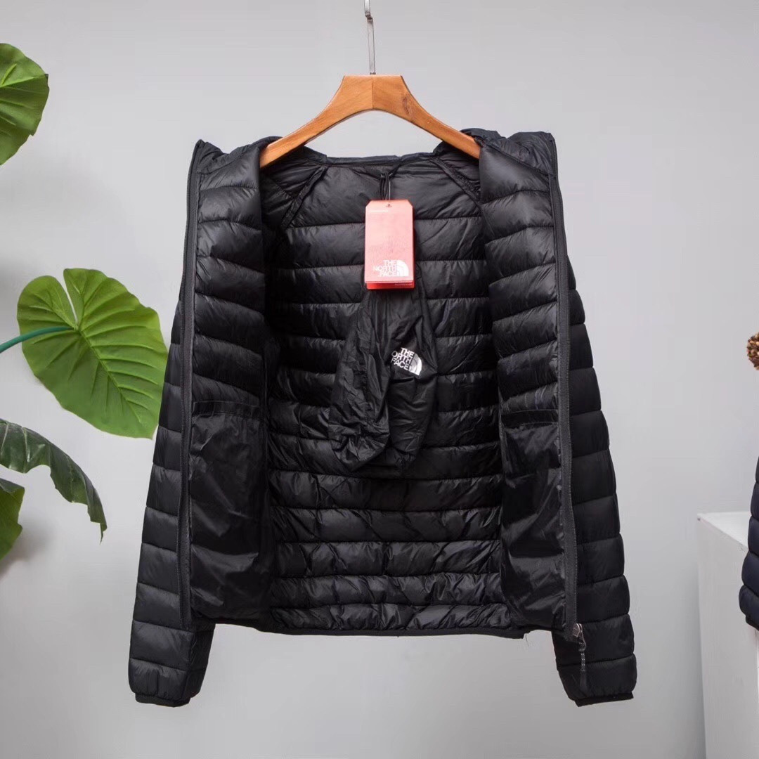 供货价:110💰『轻薄羽绒服』独家贸易款,适宜当季温度,真实采用鸭绒填充,原包装+原吊牌 The North Face 北面TNF保暖羽绒服 舒适轻薄羽绒服

配收纳袋！出门非常方便

填充物：羽绒服 非常保暖

面料防风防水！轻薄设计！不臃肿！

高端羽绒服 非常保暖！

立体剪裁 上身效果好！

尺码M-4xl

颜色：黑色 藏青色 浅灰色排骨 连帽 羽绒服