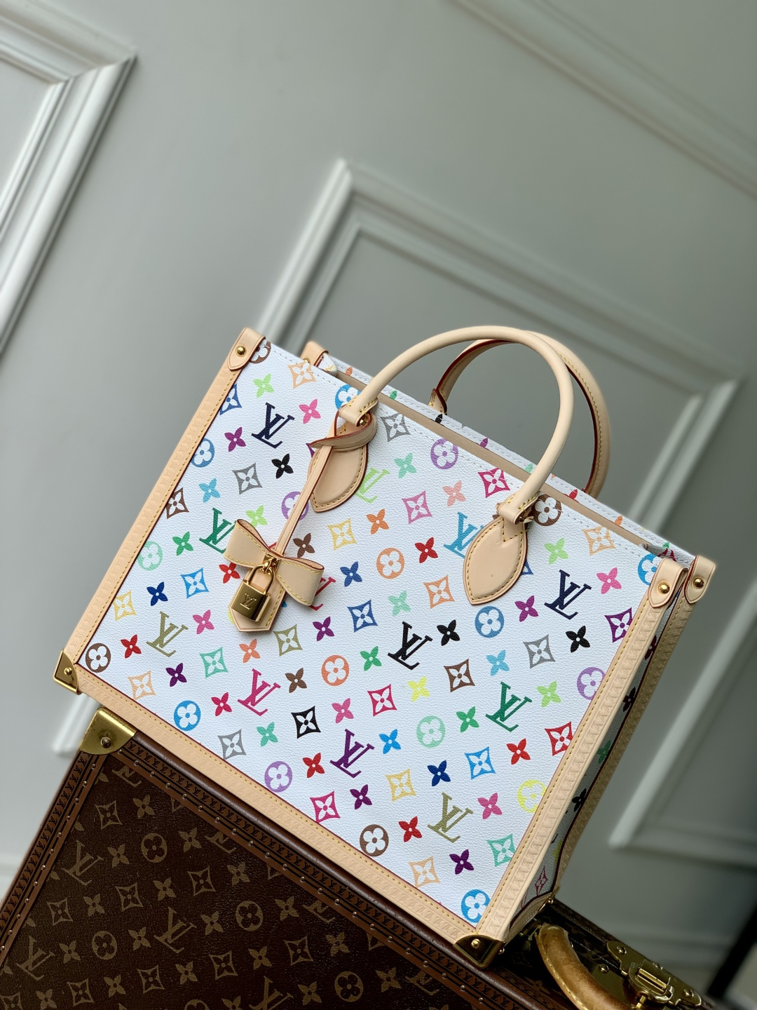NO:620105,Top original order M13079 White Tricolor Louis Vuitton x  14.0 cm (length x height x width)7518085,,louis vuitton,louis vuitton,cowhide19860909顶级原单M13079 白彩 三彩 路易威登 x Xl村上隆再版系列以灵动笔触演绎 OnTheGo 中号手袋.缤纷 Monogram 帆布包身、牛皮革饰边和 LV x TM 钥匙包彰显考究格调,莹亮包角回溯路易威登传统行李箱设计,肩带和顶部手柄实现多种背携方式. 尺寸:35.0 x 27.0 x 14.0 厘米 (长 x 高 x 宽)7518085,,louis vuitton,louis vuitton,cowhide,Bag