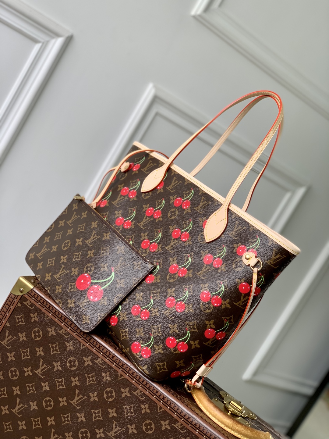 480M13263
本款 Neverfull 中号手袋以灵动笔触重绎路易威登 x 村上隆复刻系列的欢快元素,令甜美樱桃图案栖身于 Monogram 涂层帆布,与醒目条纹内衬共同道出艺术家标志性的色彩美学。牛皮革饰边完善经典格调。
28 x 14 x 31 厘米
(高 x 宽 x 长度)