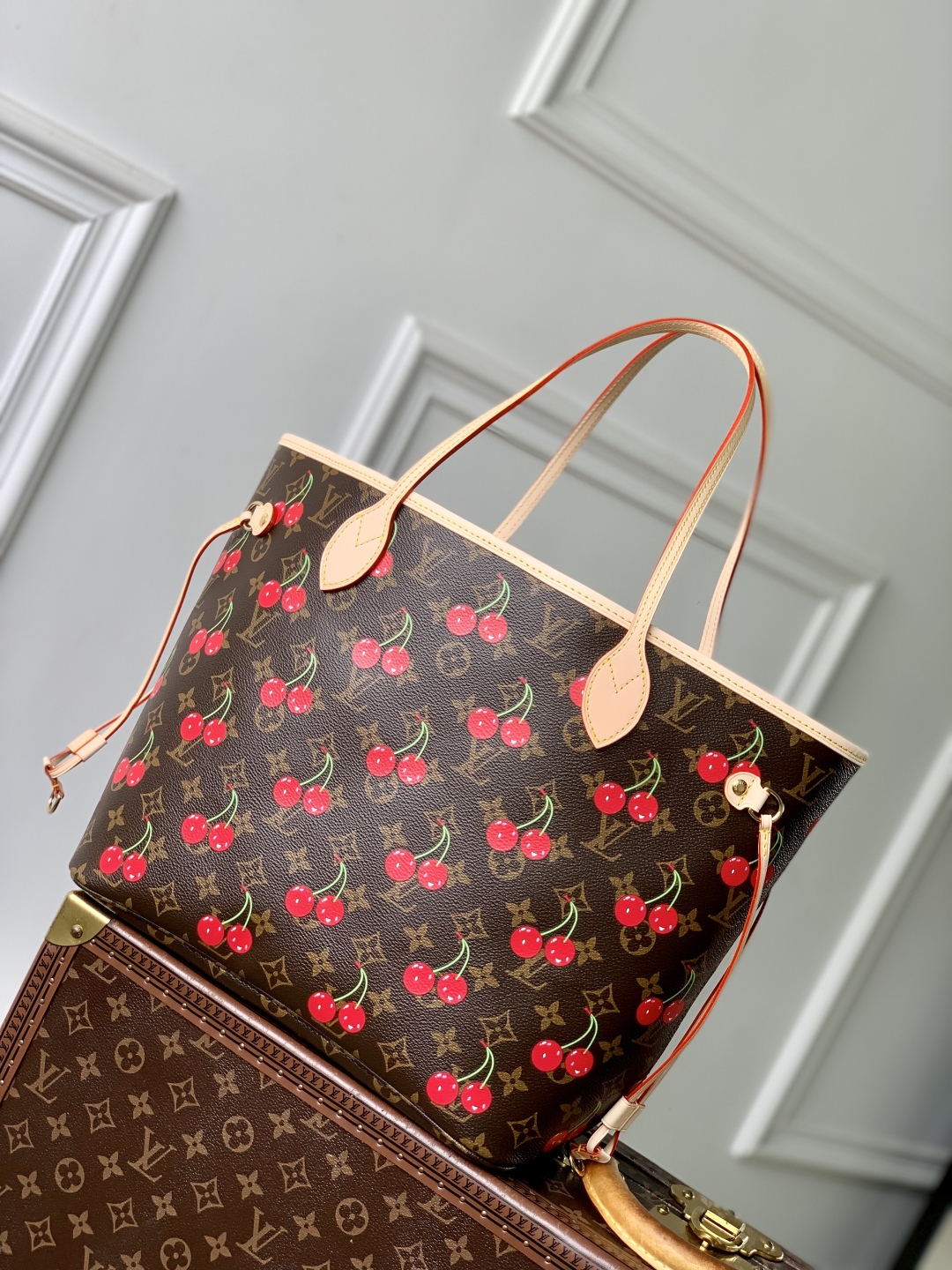 480M13263
本款 Neverfull 中号手袋以灵动笔触重绎路易威登 x 村上隆复刻系列的欢快元素,令甜美樱桃图案栖身于 Monogram 涂层帆布,与醒目条纹内衬共同道出艺术家标志性的色彩美学。牛皮革饰边完善经典格调。
28 x 14 x 31 厘米
(高 x 宽 x 长度)