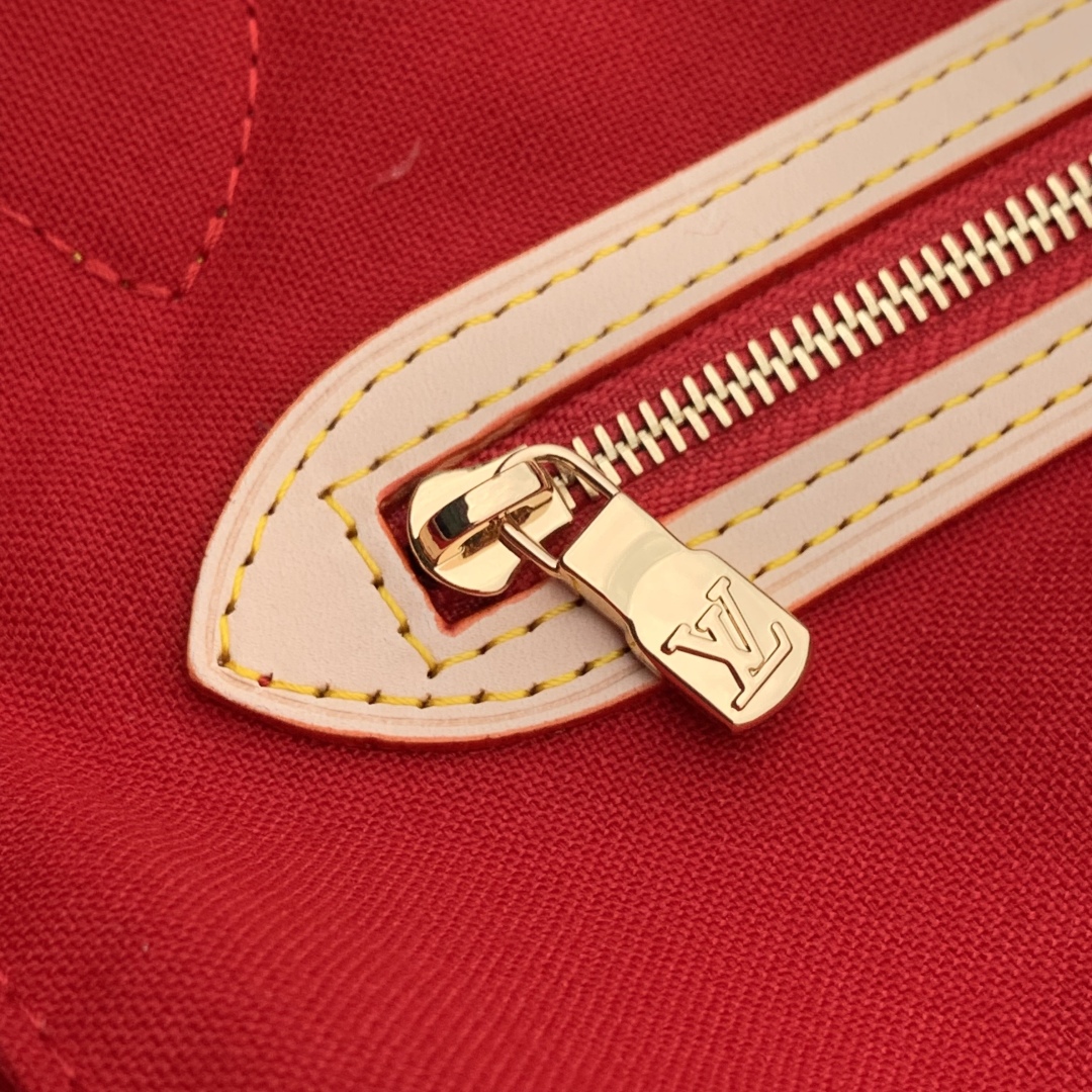 480M13263
本款 Neverfull 中号手袋以灵动笔触重绎路易威登 x 村上隆复刻系列的欢快元素,令甜美樱桃图案栖身于 Monogram 涂层帆布,与醒目条纹内衬共同道出艺术家标志性的色彩美学。牛皮革饰边完善经典格调。
28 x 14 x 31 厘米
(高 x 宽 x 长度)