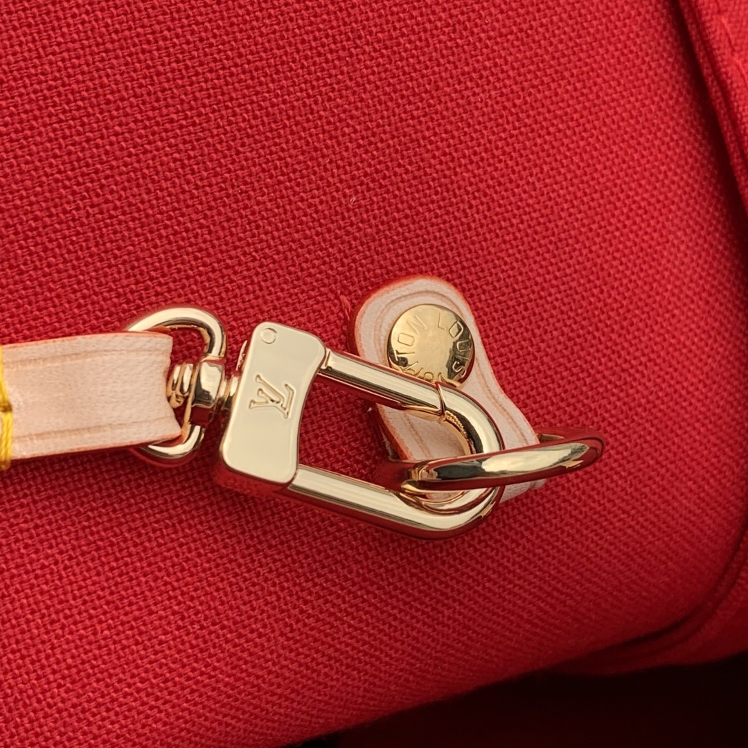480M13263
本款 Neverfull 中号手袋以灵动笔触重绎路易威登 x 村上隆复刻系列的欢快元素,令甜美樱桃图案栖身于 Monogram 涂层帆布,与醒目条纹内衬共同道出艺术家标志性的色彩美学。牛皮革饰边完善经典格调。
28 x 14 x 31 厘米
(高 x 宽 x 长度)