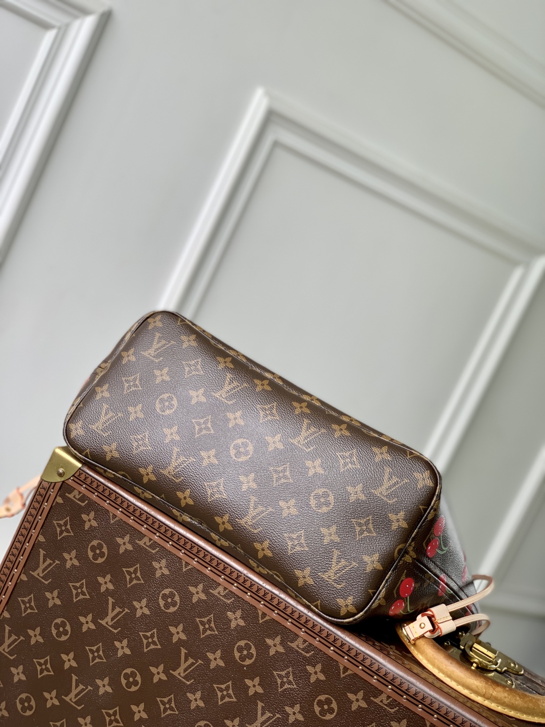 480M13263
本款 Neverfull 中号手袋以灵动笔触重绎路易威登 x 村上隆复刻系列的欢快元素,令甜美樱桃图案栖身于 Monogram 涂层帆布,与醒目条纹内衬共同道出艺术家标志性的色彩美学。牛皮革饰边完善经典格调。
28 x 14 x 31 厘米
(高 x 宽 x 长度)
