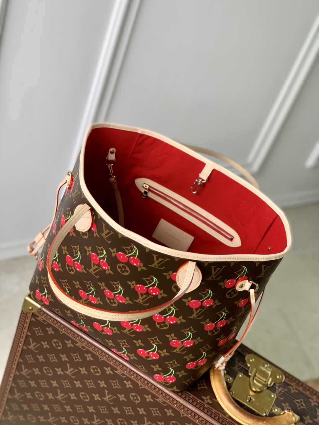 480M13263
本款 Neverfull 中号手袋以灵动笔触重绎路易威登 x 村上隆复刻系列的欢快元素,令甜美樱桃图案栖身于 Monogram 涂层帆布,与醒目条纹内衬共同道出艺术家标志性的色彩美学。牛皮革饰边完善经典格调。
28 x 14 x 31 厘米
(高 x 宽 x 长度)