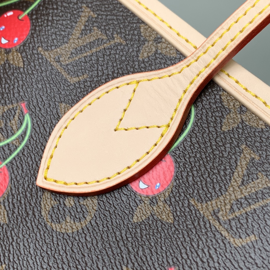 480M13263
本款 Neverfull 中号手袋以灵动笔触重绎路易威登 x 村上隆复刻系列的欢快元素,令甜美樱桃图案栖身于 Monogram 涂层帆布,与醒目条纹内衬共同道出艺术家标志性的色彩美学。牛皮革饰边完善经典格调。
28 x 14 x 31 厘米
(高 x 宽 x 长度)
