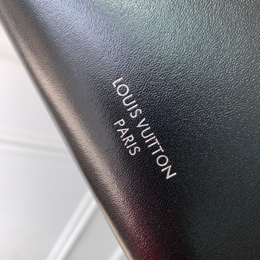 P630M15195
本款 Side Trunk Vibe 手袋以前卫设计重塑品牌经典 Side Trunk 箱型轮廓，其灵感源自路易威登传统旅行箱。采用光滑亮面 Vibe 质感牛皮革打造，饰以皮革包覆的铆钉框架与金属 S-lock 锁扣，尽显摇滚型格。得益于可拆卸链条、可拆卸皮革提手及可调节皮质肩带的多重设计，提供丰富背携选择。
16 x 8.5 x 23.5 厘米
(高 x 宽 x 长度)