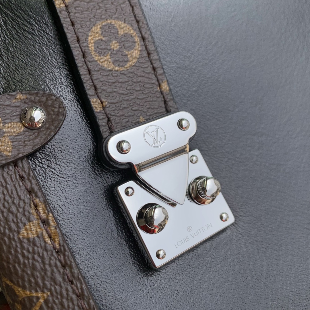 P630M15195
本款 Side Trunk Vibe 手袋以前卫设计重塑品牌经典 Side Trunk 箱型轮廓，其灵感源自路易威登传统旅行箱。采用光滑亮面 Vibe 质感牛皮革打造，饰以皮革包覆的铆钉框架与金属 S-lock 锁扣，尽显摇滚型格。得益于可拆卸链条、可拆卸皮革提手及可调节皮质肩带的多重设计，提供丰富背携选择。
16 x 8.5 x 23.5 厘米
(高 x 宽 x 长度)