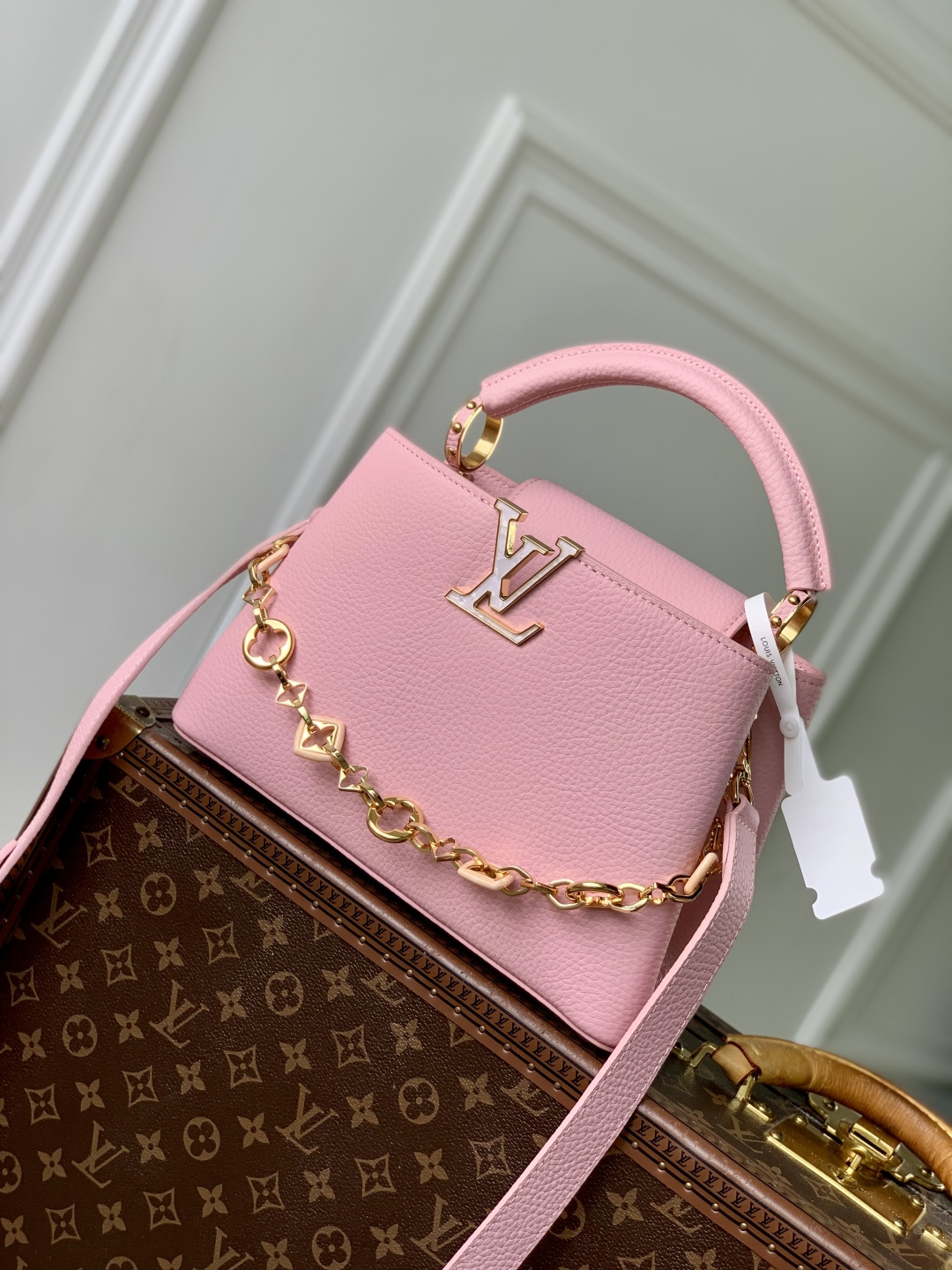 NO:552024,The top original M14970 pink small Caucines Sn series is named after the Paris street where Louis Vuitton first opened its store in 1854. This time it is added to the Harmony series through a small version design. Taurillon cow leather creates a classic configuration, and the decorative chain gives the Monogram floral jewelry texture. There is plenty of space to store daily necessities such as short wallets, keys, and lipstick. 27 × 9 × 18 cm. 122121450 (H x W)  x length),,louis vuitton,cowhide19860909顶级原单M14970粉色小号 Caucines Sn系列以 1854 年路易威登初次开设门店的巴黎街道命名,此次通过小号版设计加入 Harmony 系列.Taurillon 牛皮革塑造经典构型,装饰性链条赋予 Monogram 花卉珠宝质感,充裕空间便于收纳短款钱夹、钥匙和口红等日常所需. 27 × 9 × 18 厘米.122121450 (高 x 宽 x 长度),,louis vuitton,cowhide,Bag