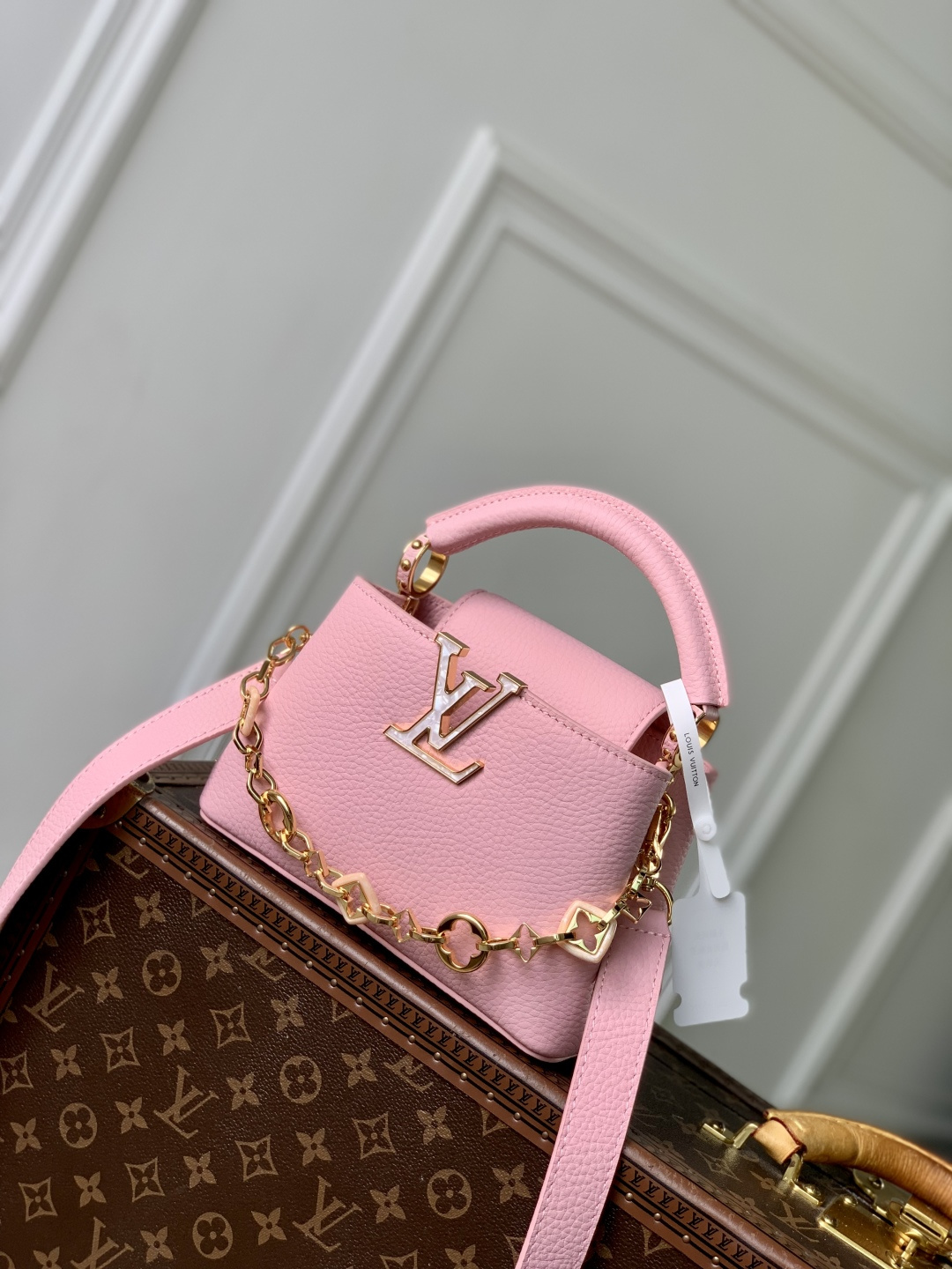 NO:552026,The top original M14970 pink mini Caucines series is named after the Paris street where Louis Vuitton first opened its store in 1854. This time it is added to the Harmony series through a mini version design. Taurillon Sn cow leather creates a classic configuration, and the decorative chain gives the Monogram floral jewelry texture. There is plenty of space to store daily necessities such as short wallets, keys, and lipstick. 14 x 8 x 21 cm. 112121250 (H x W x  length),,louis vuitton,cowhide19860909顶级原单M14970粉色迷你 Caucines 系列以 1854 年路易威登初次开设门店的巴黎街道命名,此次通过迷你版设计加入 Harmony 系列.Taurillon Sn牛皮革塑造经典构型,装饰性链条赋予 Monogram 花卉珠宝质感,充裕空间便于收纳短款钱夹、钥匙和口红等日常所需. 14 x 8 x 21 厘米.112121250 (高 x 宽 x 长度),,louis vuitton,cowhide,Bag
