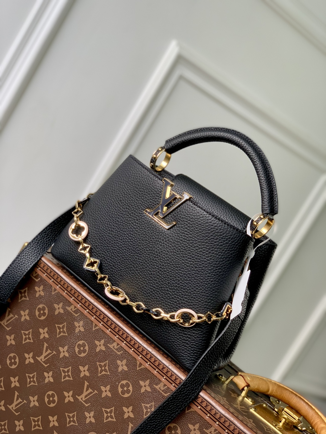 NO:552029,The top original M14970 black small Caucines series is named after the Paris street where Louis Vuitton first opened its store in 1854. This time it is added to the Harmony series through a small version design. Taurillon Sn cow leather creates a classic configuration, and the decorative chain gives the Monogram floral jewelry texture. There is plenty of space to store daily necessities such as short wallets, keys, and lipstick. 27 × 9 × 18 cm. 122121450 (H x W x  length),,louis vuitton,cowhide19860909顶级原单M14970黑色小号 Caucines 系列以 1854 年路易威登初次开设门店的巴黎街道命名,此次通过小号版设计加入 Harmony 系列.Taurillon Sn牛皮革塑造经典构型,装饰性链条赋予 Monogram 花卉珠宝质感,充裕空间便于收纳短款钱夹、钥匙和口红等日常所需. 27 × 9 × 18 厘米.122121450 (高 x 宽 x 长度),,louis vuitton,cowhide,Bag