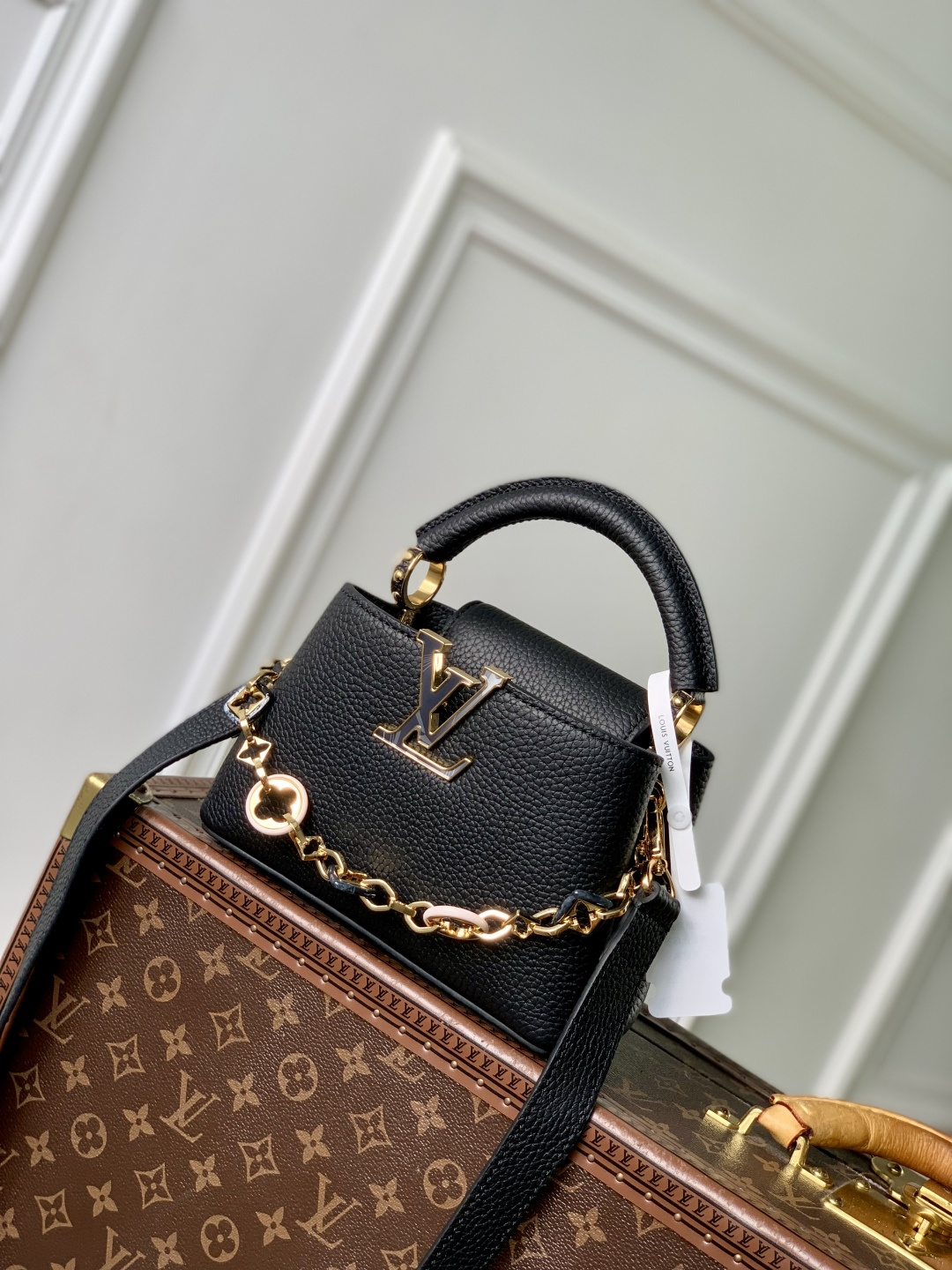 NO:552032,The top original M14970 black mini Caucines series is named after the Paris street where Louis Vuitton first opened its store in 1854. This time it is added to the Harmony series through a mini version design. Taurillon Sn cow leather creates a classic configuration, and the decorative chain gives the Monogram floral jewelry texture. There is plenty of space to store daily necessities such as short wallets, keys, and lipstick. 14 x 8 x 21 cm. 112121250 (H x W x  length),,louis vuitton,cowhide19860909顶级原单M14970黑色迷你 Caucines 系列以 1854 年路易威登初次开设门店的巴黎街道命名,此次通过迷你版设计加入 Harmony 系列.Taurillon Sn牛皮革塑造经典构型,装饰性链条赋予 Monogram 花卉珠宝质感,充裕空间便于收纳短款钱夹、钥匙和口红等日常所需. 14 x 8 x 21 厘米.112121250 (高 x 宽 x 长度),,louis vuitton,cowhide,Bag