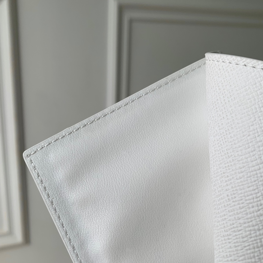 LV Style White Canvas Bag style reference detail image 5 from source 759861