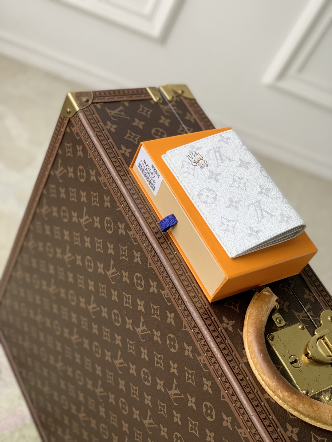 LV Style White Canvas Bag style reference detail image 3 from source 759861