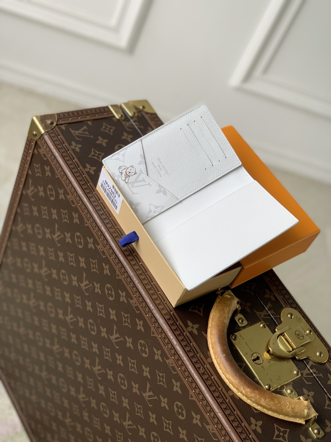 LV Style White Canvas Bag style reference detail image 9 from source 759861