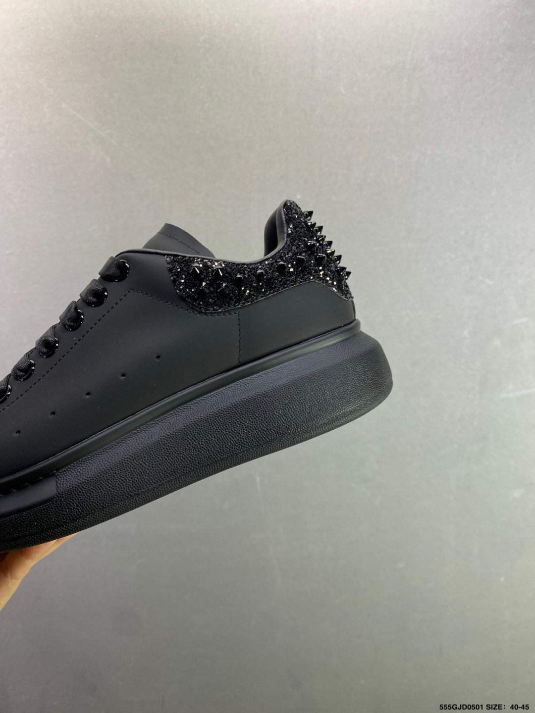 意大利高奢品牌-亚历山大·麦昆Alexander McQueen Oversized Sneakers 低帮时装厚底休闲运动小白板鞋“皮革白钢笔蓝麂皮尾”深蓝麂皮尾色 553680-Top High Quatity Cheap Sneakers Fashion Clothing Clothes Bags handbags Shoes of all Brand wholesale With The best Quality And Beautiful Price from China Factory Chinese suppliers wholesaler seller 意大利高奢品牌-亚历山大·麦昆Alexander McQueen Oversized Sneakers 低帮时装厚底休闲运动小白板鞋“皮革白钢笔蓝麂皮尾”深蓝麂皮尾色 553680