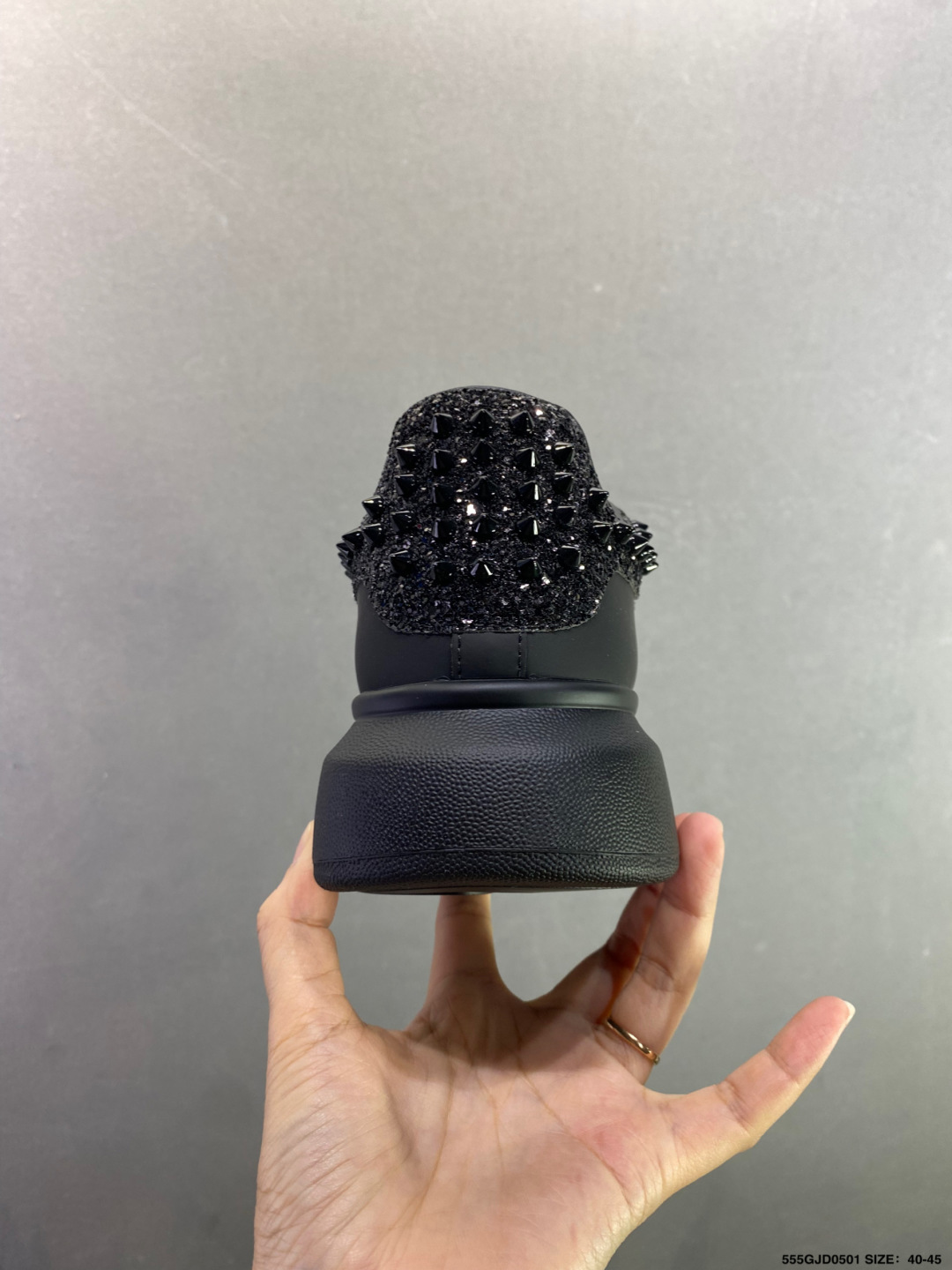 意大利高奢品牌-亚历山大·麦昆Alexander McQueen Oversized Sneakers 低帮时装厚底休闲运动小白板鞋“皮革白钢笔蓝麂皮尾”深蓝麂皮尾色 553680-Top High Quatity Cheap Sneakers Fashion Clothing Clothes Bags handbags Shoes of all Brand wholesale With The best Quality And Beautiful Price from China Factory Chinese suppliers wholesaler seller 意大利高奢品牌-亚历山大·麦昆Alexander McQueen Oversized Sneakers 低帮时装厚底休闲运动小白板鞋“皮革白钢笔蓝麂皮尾”深蓝麂皮尾色 553680