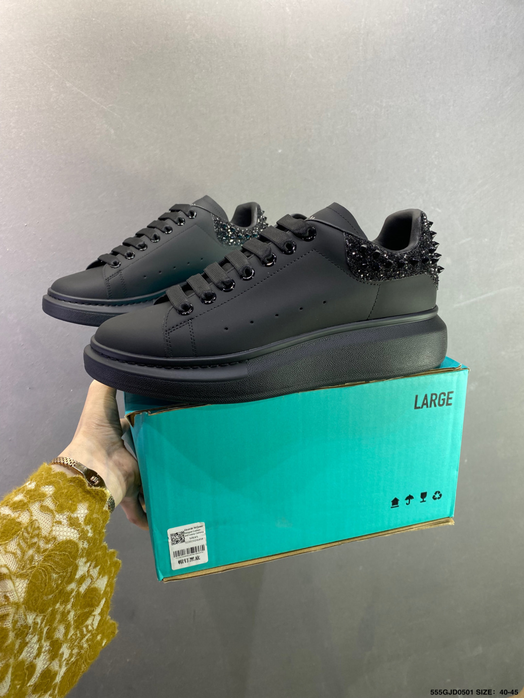 意大利高奢品牌-亚历山大·麦昆Alexander McQueen Oversized Sneakers 低帮时装厚底休闲运动小白板鞋“皮革白钢笔蓝麂皮尾”深蓝麂皮尾色 553680-Top High Quatity Cheap Sneakers Fashion Clothing Clothes Bags handbags Shoes of all Brand wholesale With The best Quality And Beautiful Price from China Factory Chinese suppliers wholesaler seller 意大利高奢品牌-亚历山大·麦昆Alexander McQueen Oversized Sneakers 低帮时装厚底休闲运动小白板鞋“皮革白钢笔蓝麂皮尾”深蓝麂皮尾色 553680