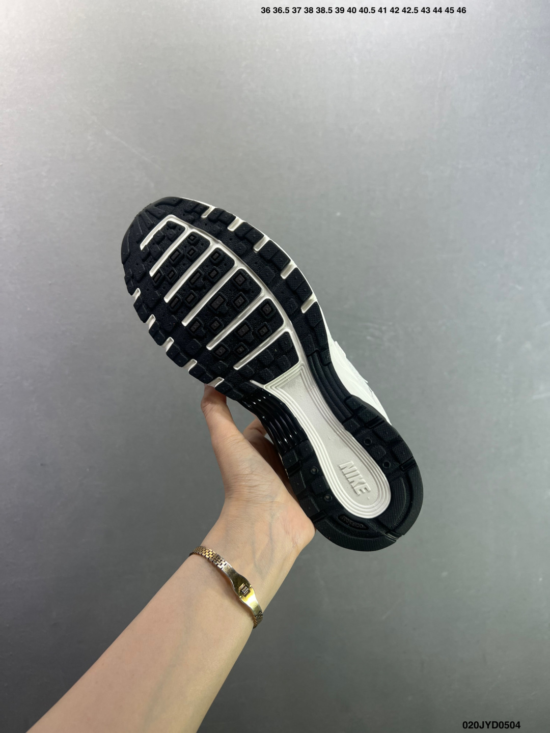耐克Nike p-6000 跑鞋内外侧都用了红色的钩子 BY1021-103