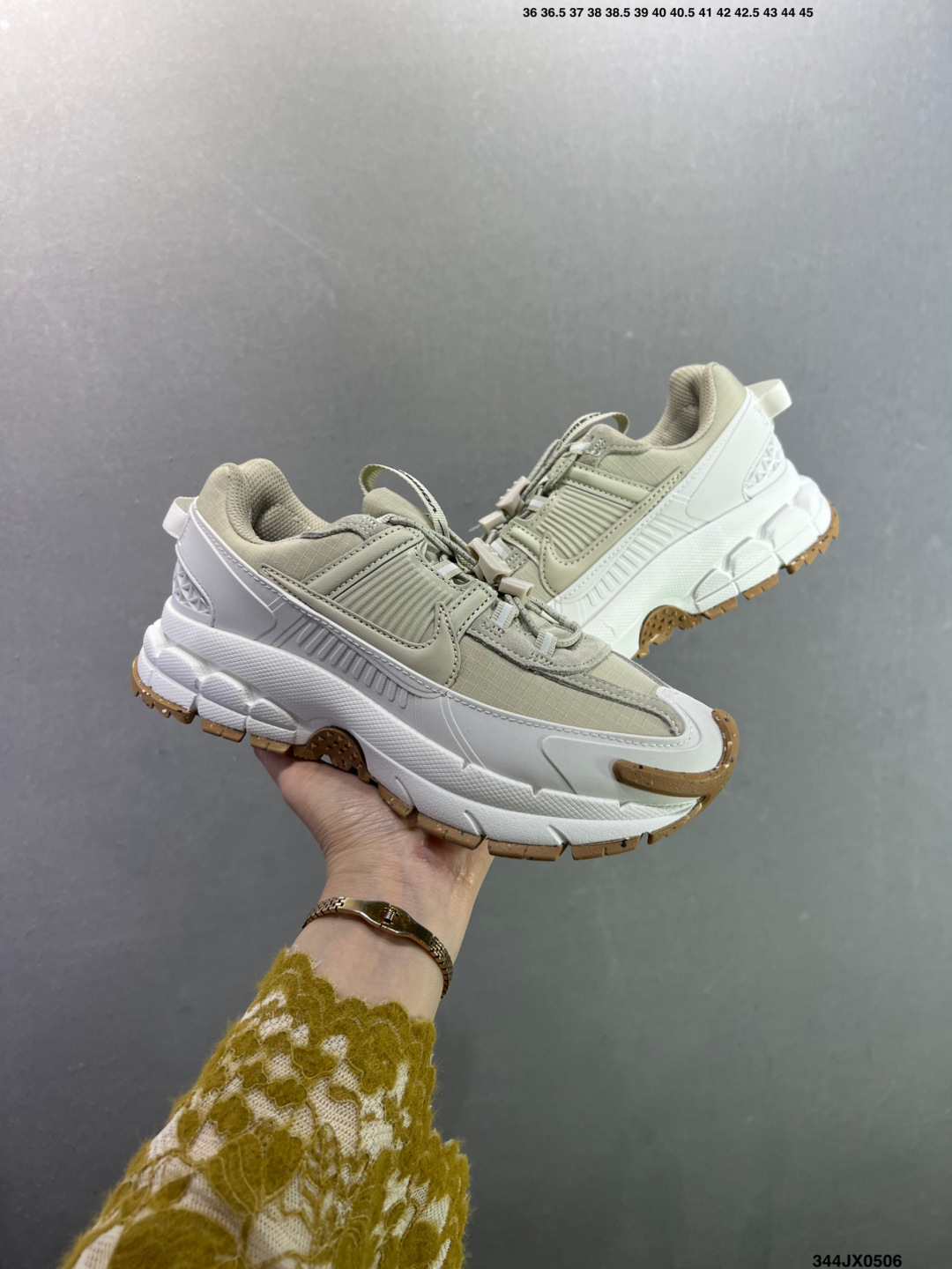 耐克Nike Zoom Vomero Roam 马拉松复古跑五代休闲运动慢跑鞋 FV2995-002-Top High Quatity Cheap Sneakers Fashion Clothing Clothes Bags handbags Shoes of all Brand wholesale With The best Quality And Beautiful Price from China Factory Chinese suppliers wholesaler seller 耐克Nike Zoom Vomero Roam 马拉松复古跑五代休闲运动慢跑鞋 FV2995-002
