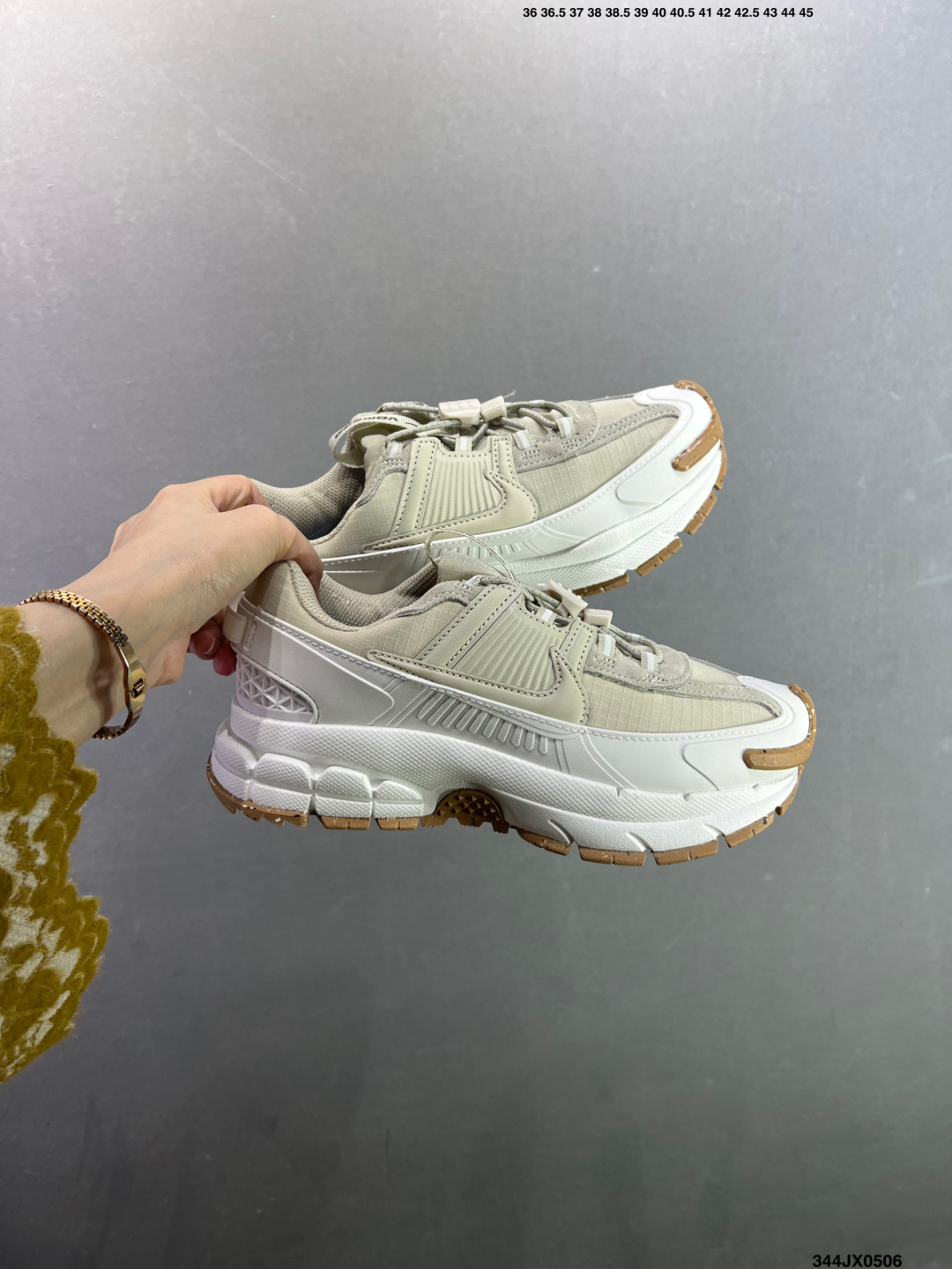 耐克Nike Zoom Vomero Roam 马拉松复古跑五代休闲运动慢跑鞋 FV2995-002-Top High Quatity Cheap Sneakers Fashion Clothing Clothes Bags handbags Shoes of all Brand wholesale With The best Quality And Beautiful Price from China Factory Chinese suppliers wholesaler seller 耐克Nike Zoom Vomero Roam 马拉松复古跑五代休闲运动慢跑鞋 FV2995-002