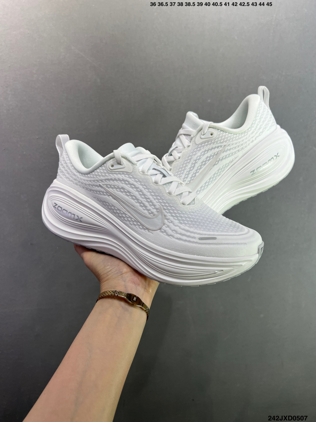 Nike VOMERO PLUS run轻盈跑鞋 顶级版本 Nike VOMERO 18 舒适百搭防滑耐磨 低帮 休闲跑步鞋男女同款 HV8150-102-Top High Quatity Cheap Sneakers Fashion Clothing Clothes Bags handbags Shoes of all Brand wholesale With The best Quality And Beautiful Price from China Factory Chinese suppliers wholesaler seller Nike VOMERO PLUS run轻盈跑鞋 顶级版本 Nike VOMERO 18 舒适百搭防滑耐磨 低帮 休闲跑步鞋男女同款 HV8150-102