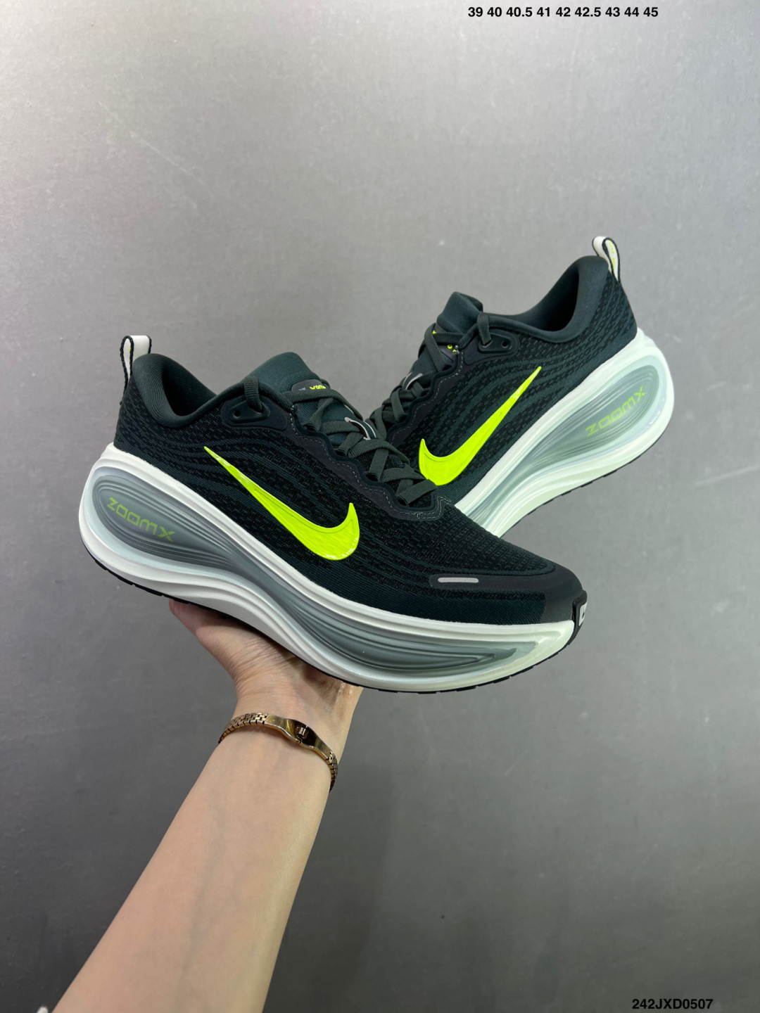 Nike VOMERO PLUS run轻盈跑鞋 顶级版本 Nike VOMERO 18 舒适百搭防滑耐磨 低帮 休闲跑步鞋男女同款 HV8150-102-Top High Quatity Cheap Sneakers Fashion Clothing Clothes Bags handbags Shoes of all Brand wholesale With The best Quality And Beautiful Price from China Factory Chinese suppliers wholesaler seller Nike VOMERO PLUS run轻盈跑鞋 顶级版本 Nike VOMERO 18 舒适百搭防滑耐磨 低帮 休闲跑步鞋男女同款 HV8150-102