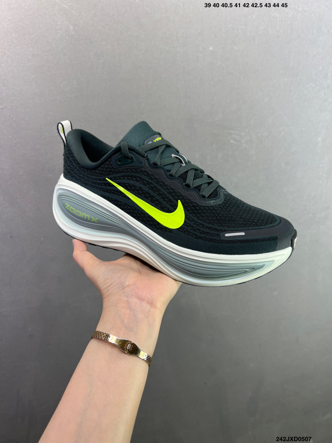 Nike VOMERO PLUS run轻盈跑鞋 顶级版本 Nike VOMERO 18 舒适百搭防滑耐磨 低帮 休闲跑步鞋男女同款 HV8150-102-Top High Quatity Cheap Sneakers Fashion Clothing Clothes Bags handbags Shoes of all Brand wholesale With The best Quality And Beautiful Price from China Factory Chinese suppliers wholesaler seller Nike VOMERO PLUS run轻盈跑鞋 顶级版本 Nike VOMERO 18 舒适百搭防滑耐磨 低帮 休闲跑步鞋男女同款 HV8150-102