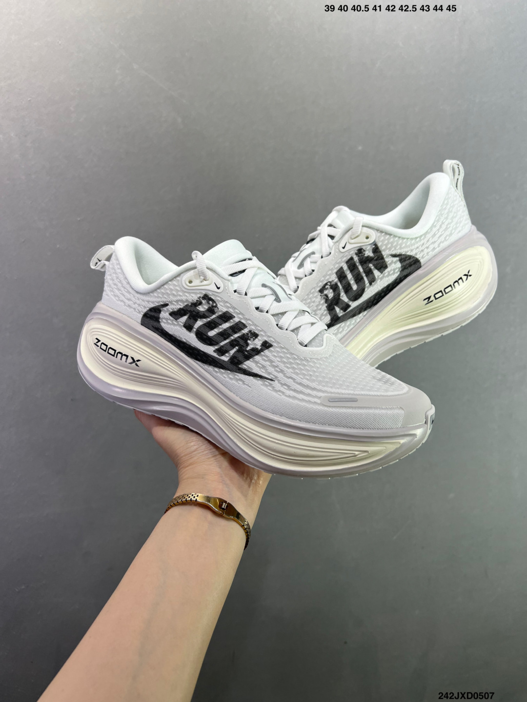 Nike VOMERO PLUS run轻盈跑鞋 顶级版本 Nike VOMERO 18 舒适百搭防滑耐磨 低帮 休闲跑步鞋男女同款 HV8150-102-Top High Quatity Cheap Sneakers Fashion Clothing Clothes Bags handbags Shoes of all Brand wholesale With The best Quality And Beautiful Price from China Factory Chinese suppliers wholesaler seller Nike VOMERO PLUS run轻盈跑鞋 顶级版本 Nike VOMERO 18 舒适百搭防滑耐磨 低帮 休闲跑步鞋男女同款 HV8150-102
