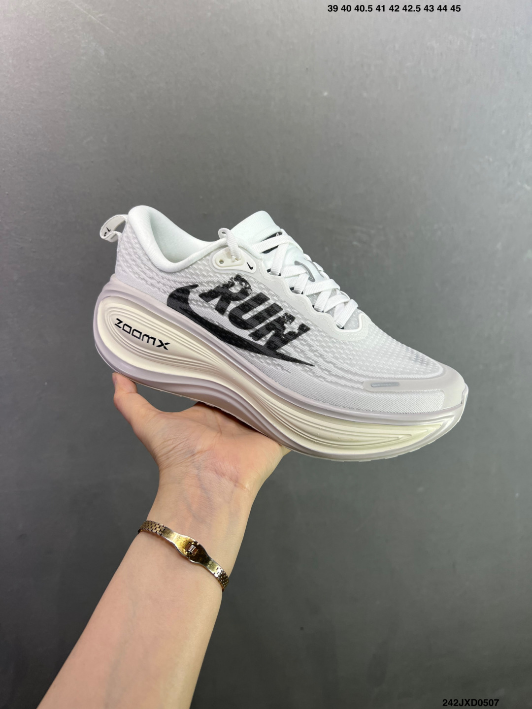 Nike VOMERO PLUS run轻盈跑鞋 顶级版本 Nike VOMERO 18 舒适百搭防滑耐磨 低帮 休闲跑步鞋男女同款 HV8150-102-Top High Quatity Cheap Sneakers Fashion Clothing Clothes Bags handbags Shoes of all Brand wholesale With The best Quality And Beautiful Price from China Factory Chinese suppliers wholesaler seller Nike VOMERO PLUS run轻盈跑鞋 顶级版本 Nike VOMERO 18 舒适百搭防滑耐磨 低帮 休闲跑步鞋男女同款 HV8150-102