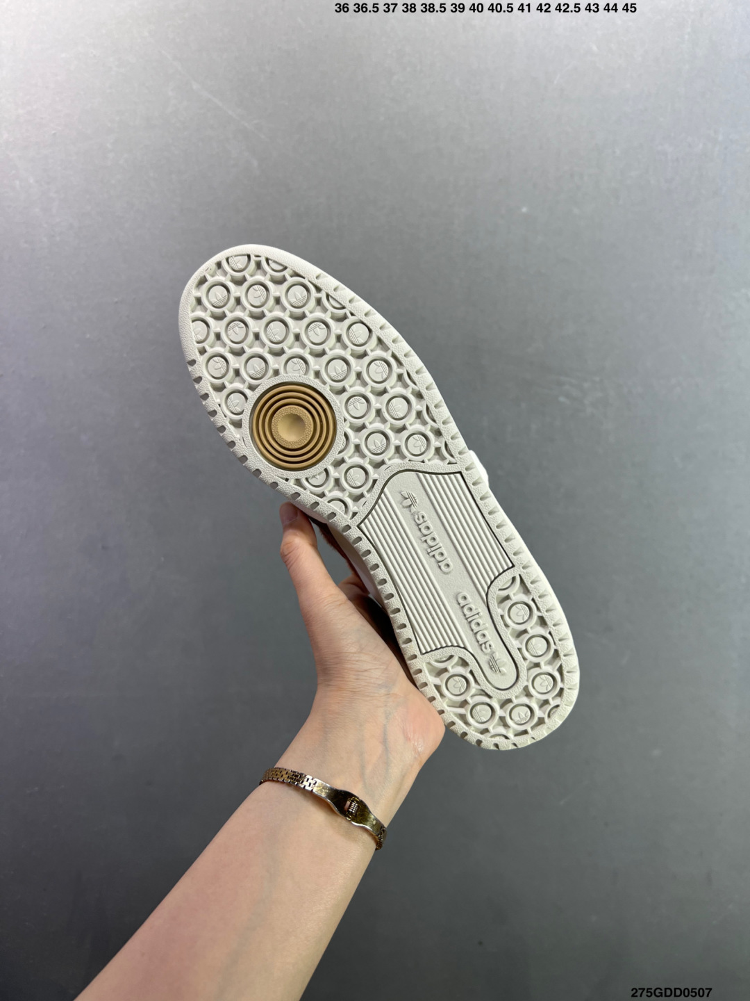 adidas Originals Forum 百搭单品 Forum Low入诞生于1984年的经典复古篮球鞋 IE8467