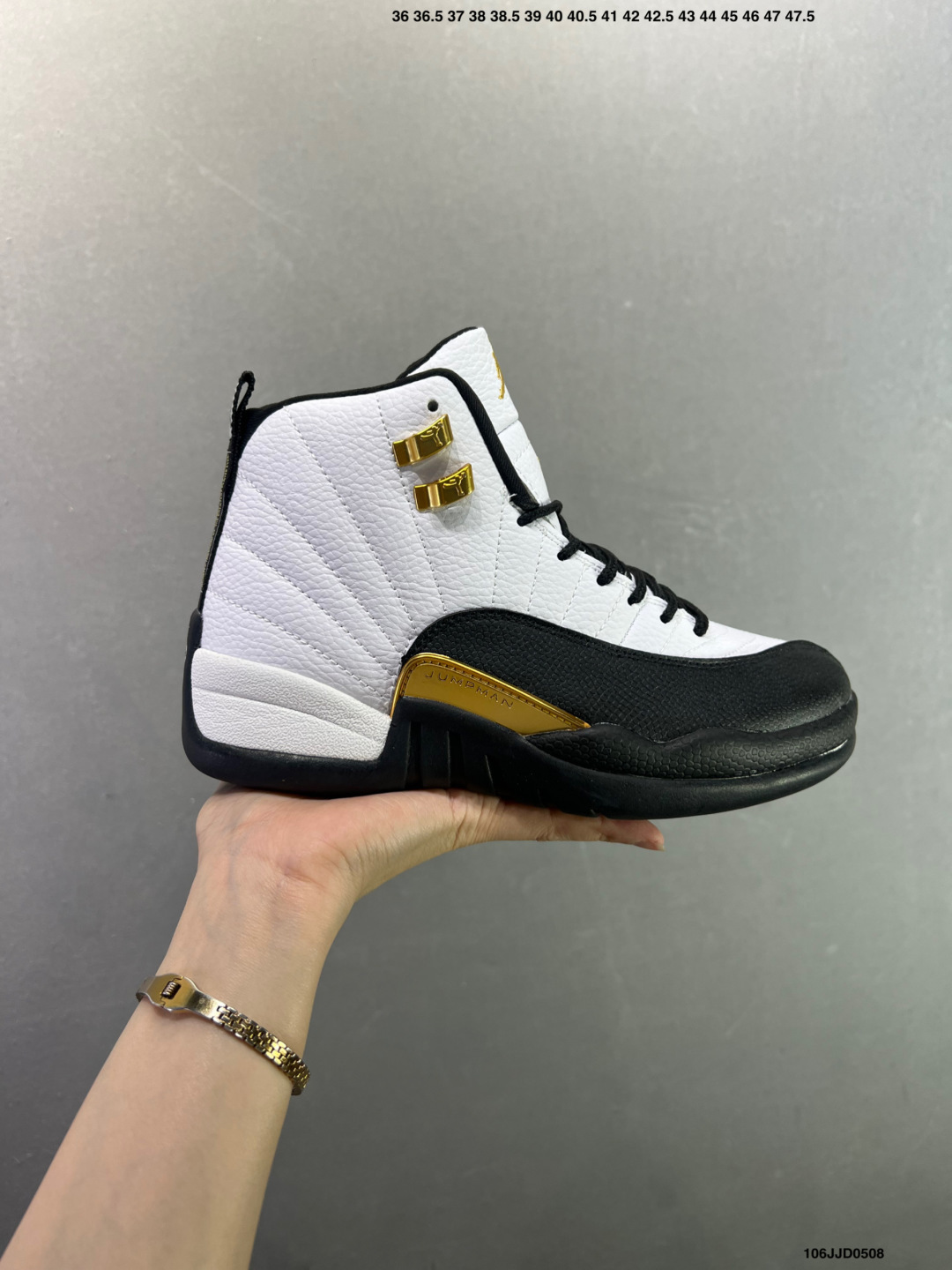 Air Jordan 12 Retro ”Flu Game“ 复刻病倒黑红 AJ12 乔丹12代 aj12 乔12 高邦 复刻黑红 流感之战 乔丹篮球鞋系列 作为十二代鞋型最为经典的配色之一,黑红装扮,以及大家津津乐道的”流感之战“,都为这双球鞋添色不少;忠于元年很大的一点原因应该就是MJ的经典故事了,可以说每一双鞋只要MJ亲自在赛场上穿着过的,或多或少都会有许多故事.鞋身整体采用黑色皮革打造搭配红色框架覆盖层,鞋头黑色的Jumpman Logo点缀,在黑红主调下格外抢眼;鞋舌饰有校园红色调Jumpman Logo以及TW3字样,与鞋侧鞋带黑扣相呼应,经典的Jumpmann Logo采用红色刺绣方式呈现,细节方面非常用心;鞋身中部辅以红色挡泥板,后跟鞋提黑色Jumpman Logo和红色刺绣Jordan字样搭配标志性黑色23字样,彰显鞋款身份;辅以Air Zoomb气垫和大面积碳板,提供了出色的缓震效果和稳定性,重现Michael Jordan在赛场上的辉煌. 货号:CT8013-002
