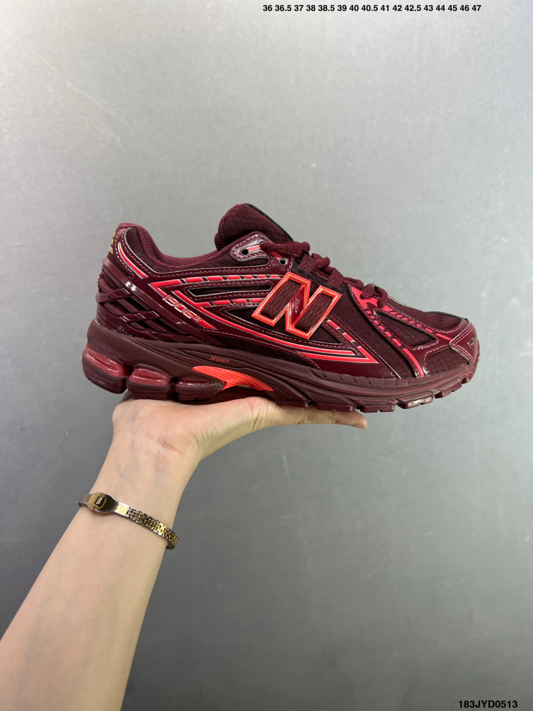 公司级✅New Balance M1906系列复古单品宝藏老爹鞋款 公司级版本复古元素叠加 质感超级棒 楦版型材料细节做工精细 作为NB最经典的档案鞋型之一 与2002一样,1906有着NB最成熟的技术加持和复古款式,而本次推出的版本参照2002r的定位,相信会在性价两端做出权衡.单从造型上来看,依旧是vibe风格,味道很正,细节也很酷,这双1906r无疑必能打入复古跑鞋爱好者的年度鞋款名录 官方货号:U1906 ID:183JYD0513